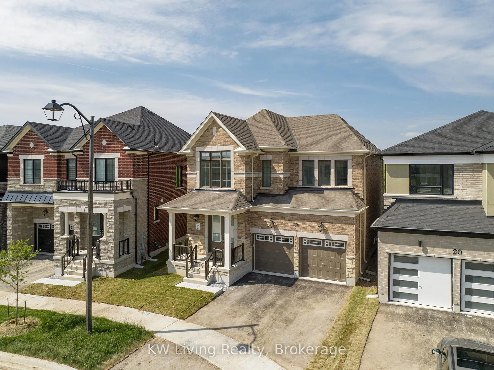 Photo 2 of 18 Berczy Manor Crescent, Markham, Victoria Square — HOMEH