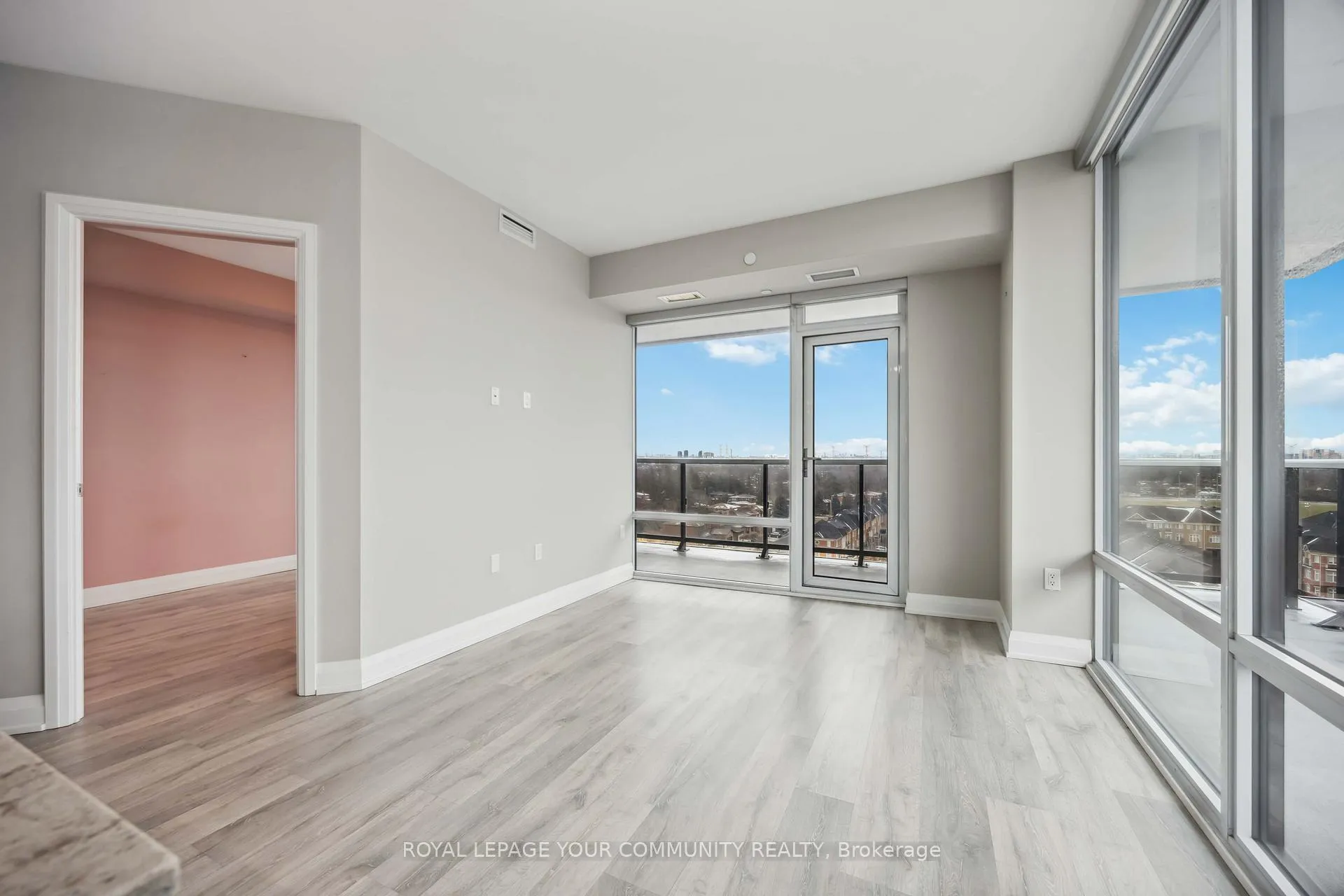 Photo 7 of Unit 916, 4800 Highway 7, Vaughan, East Woodbridge — HOMEH