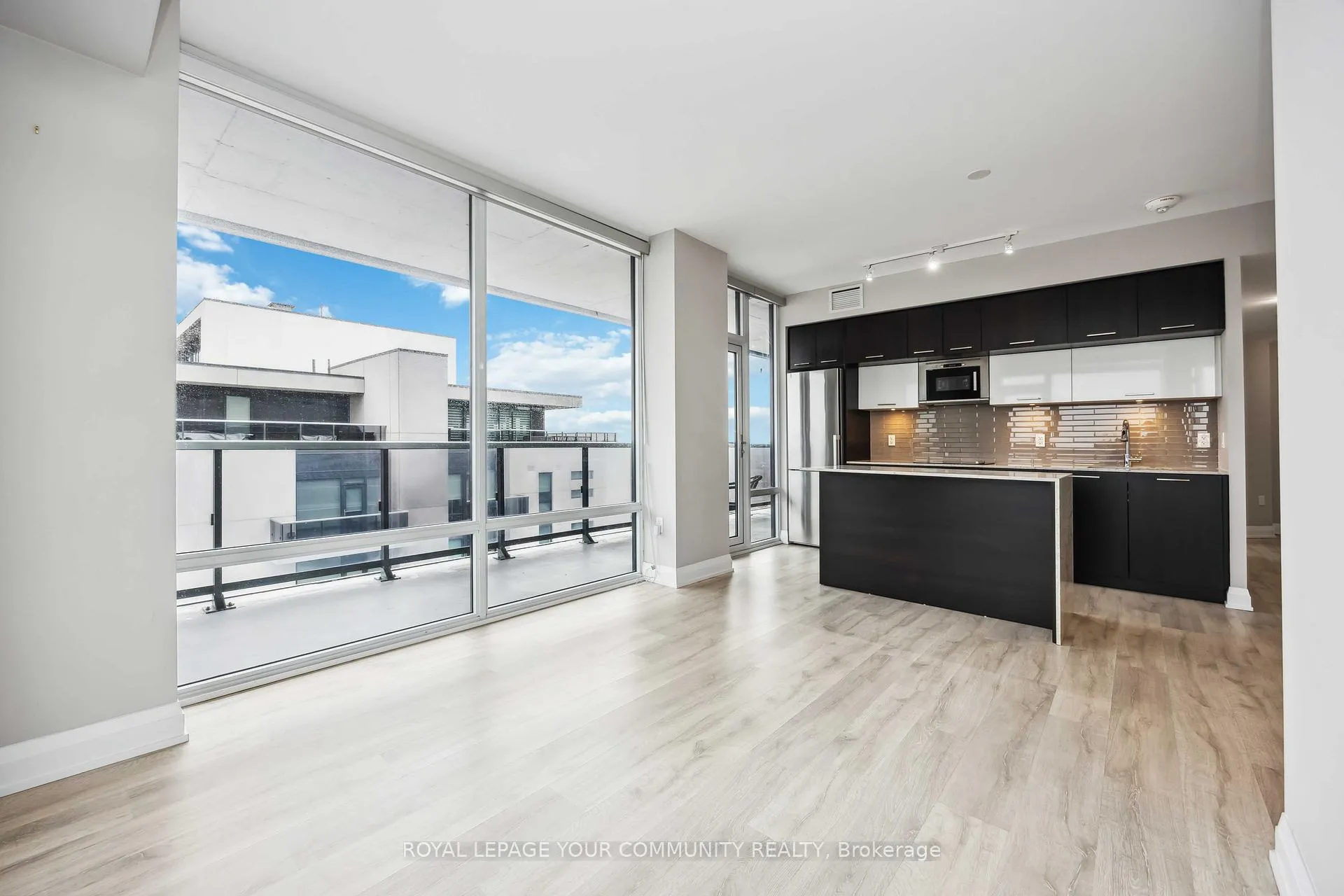 Photo 9 of Unit 916, 4800 Highway 7, Vaughan, East Woodbridge — HOMEH