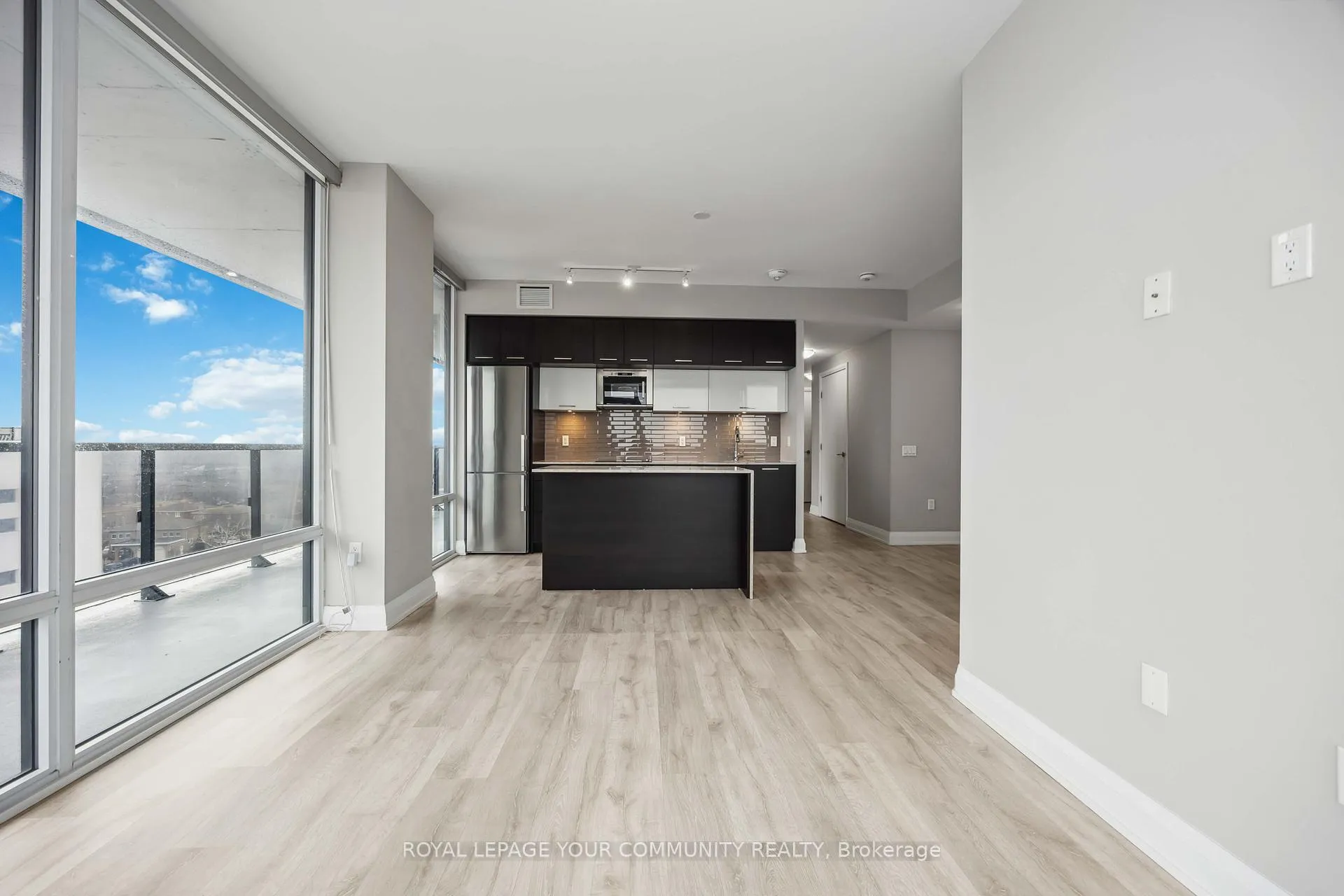 Photo 10 of Unit 916, 4800 Highway 7, Vaughan, East Woodbridge — HOMEH