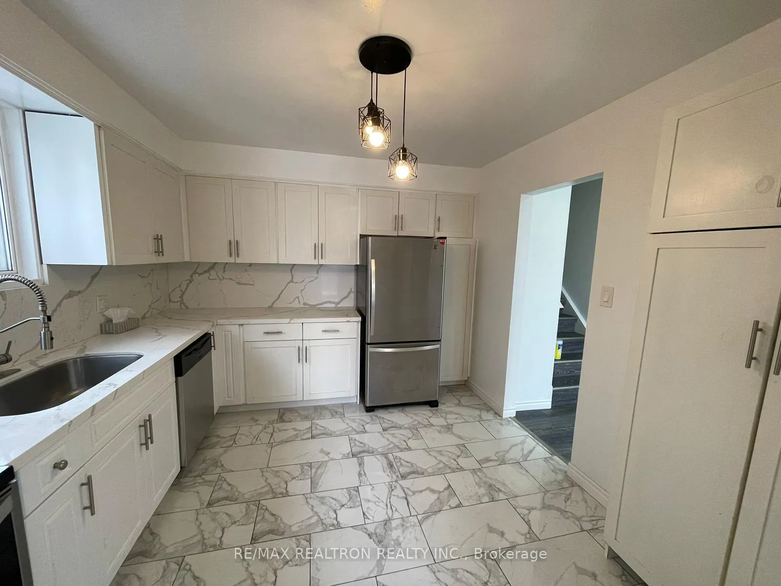 Photo 3 of 14 Windale Crescent N, Kitchener, Forest Hill — HOMEH