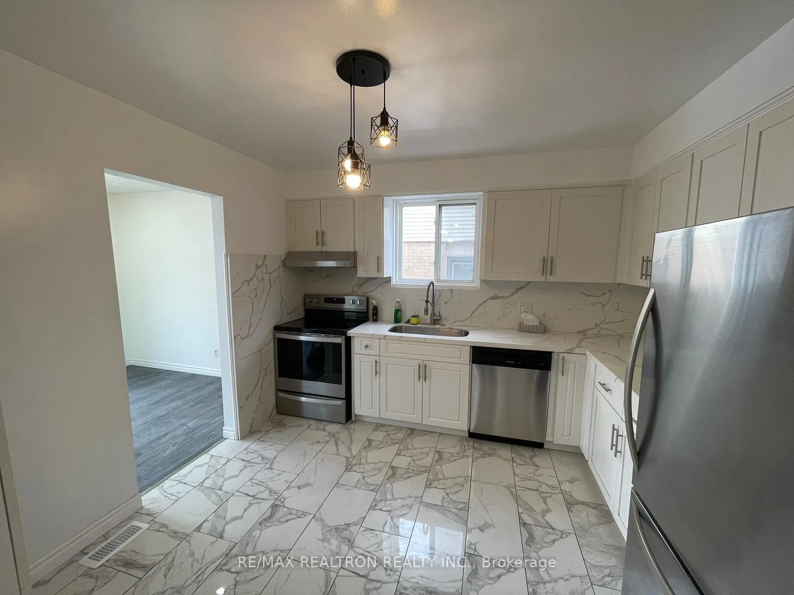 Photo 4 of 14 Windale Crescent N, Kitchener, Forest Hill — HOMEH