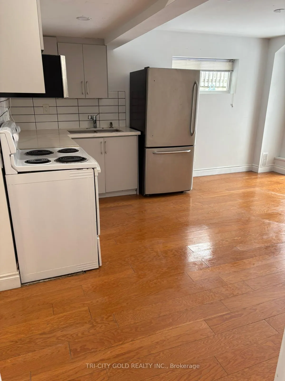 Photo 5 of Unit Lower, 131 Peach Blossom Crescent, Kitchener — HOMEH