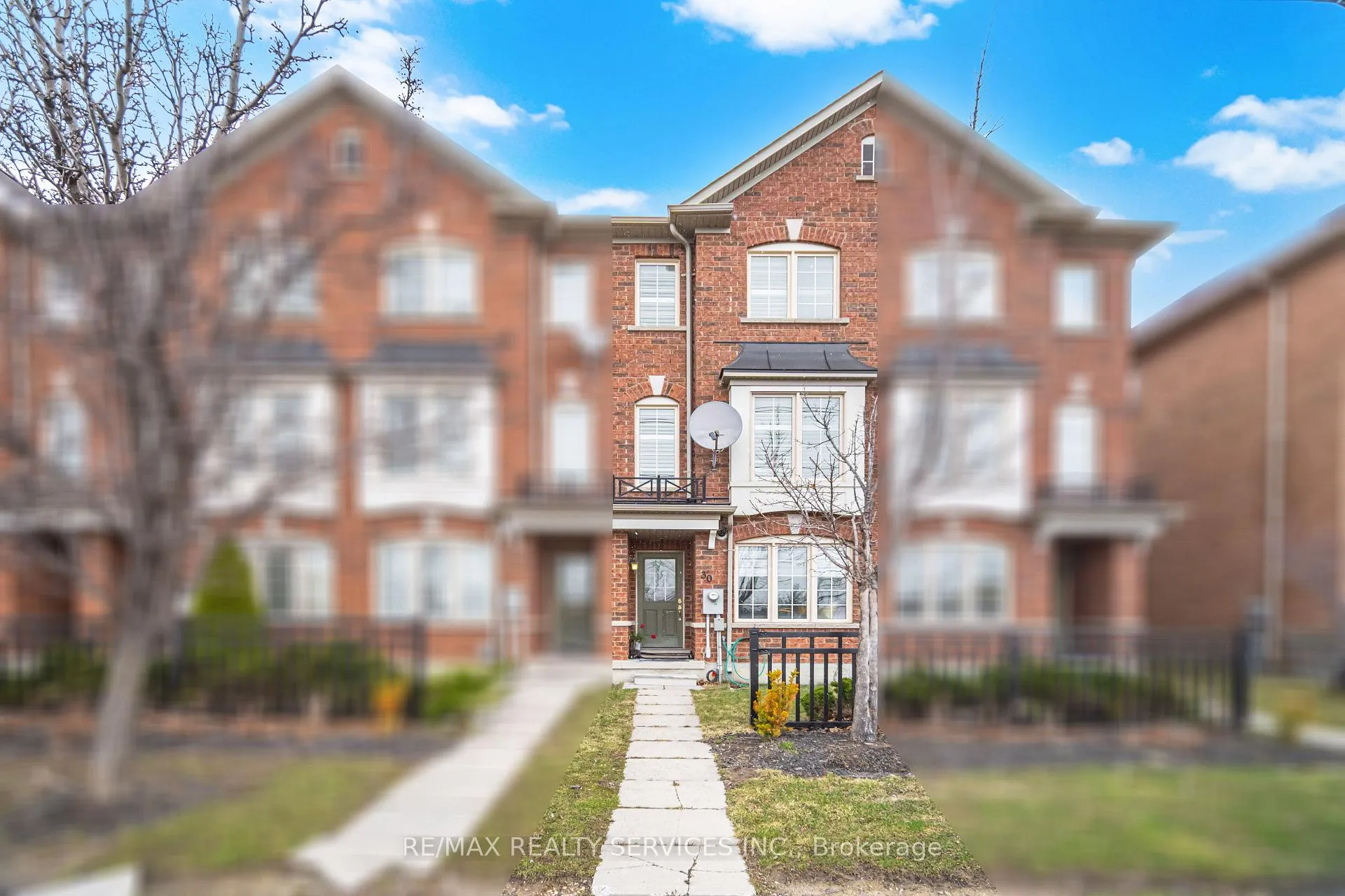 Photo 2 of 30 Peach Drive W, Brampton, Sandringham-Wellington — HOMEH