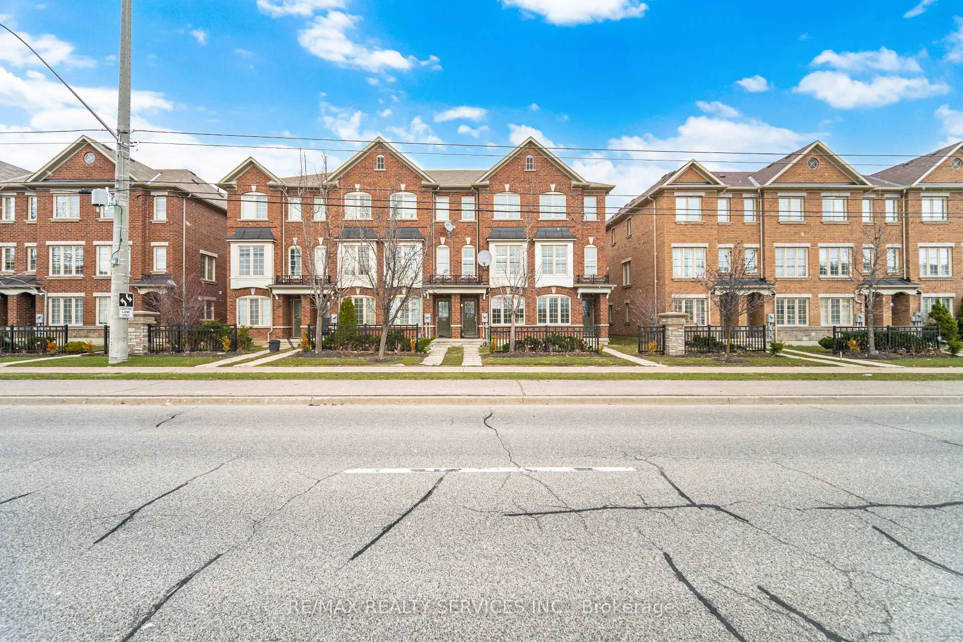 Photo 4 of 30 Peach Drive W, Brampton, Sandringham-Wellington — HOMEH