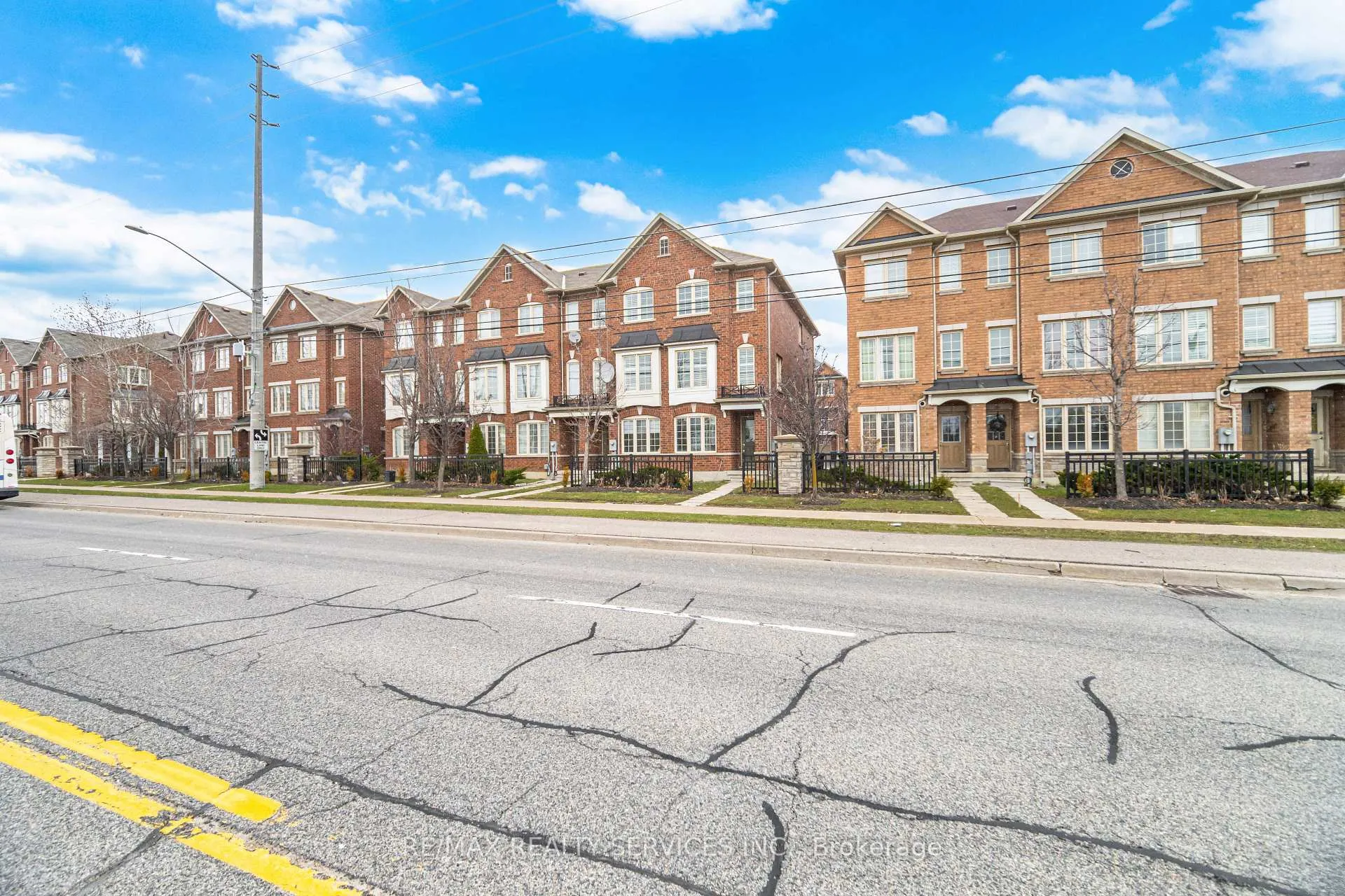 Photo 5 of 30 Peach Drive W, Brampton, Sandringham-Wellington — HOMEH