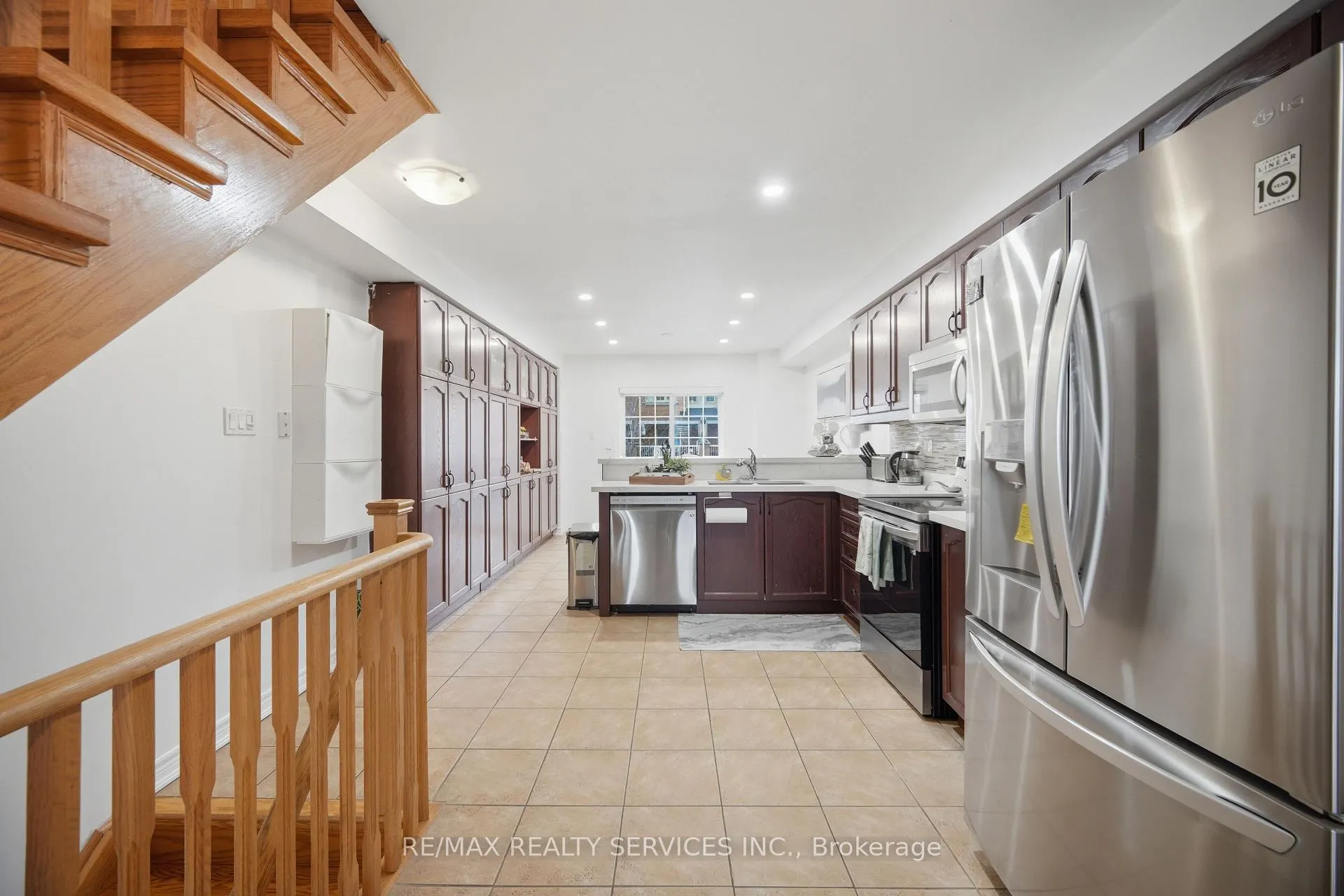 Photo 12 of 30 Peach Drive W, Brampton, Sandringham-Wellington — HOMEH