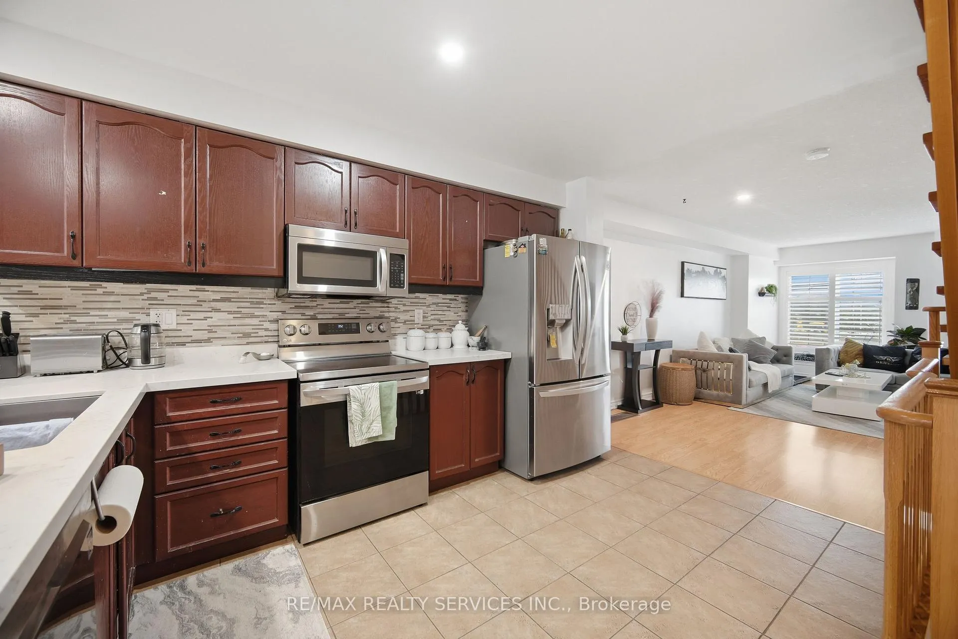 Photo 14 of 30 Peach Drive W, Brampton, Sandringham-Wellington — HOMEH
