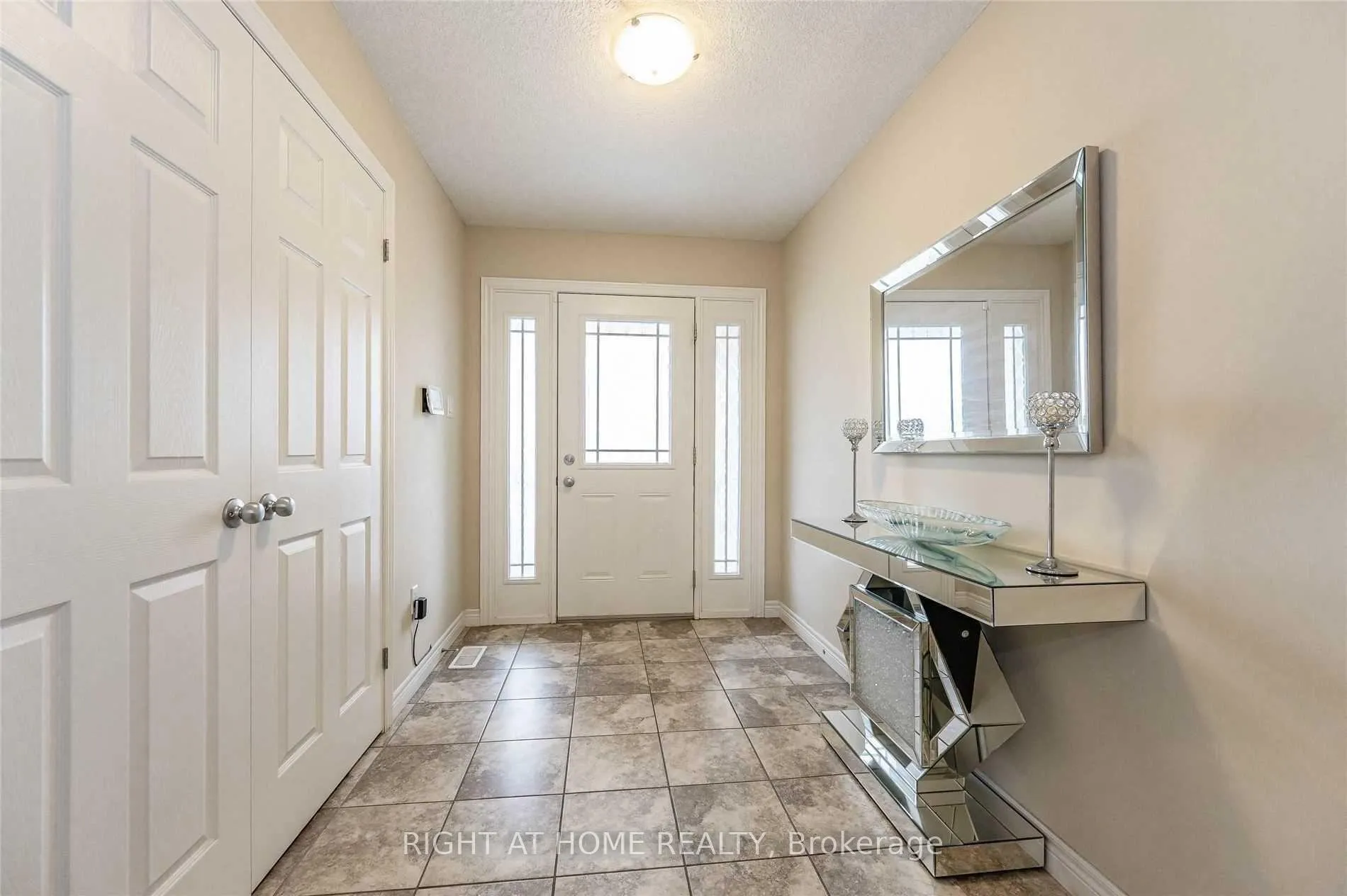 Photo 4 of 6 Crossbridge Avenue, Kitchener — HOMEH