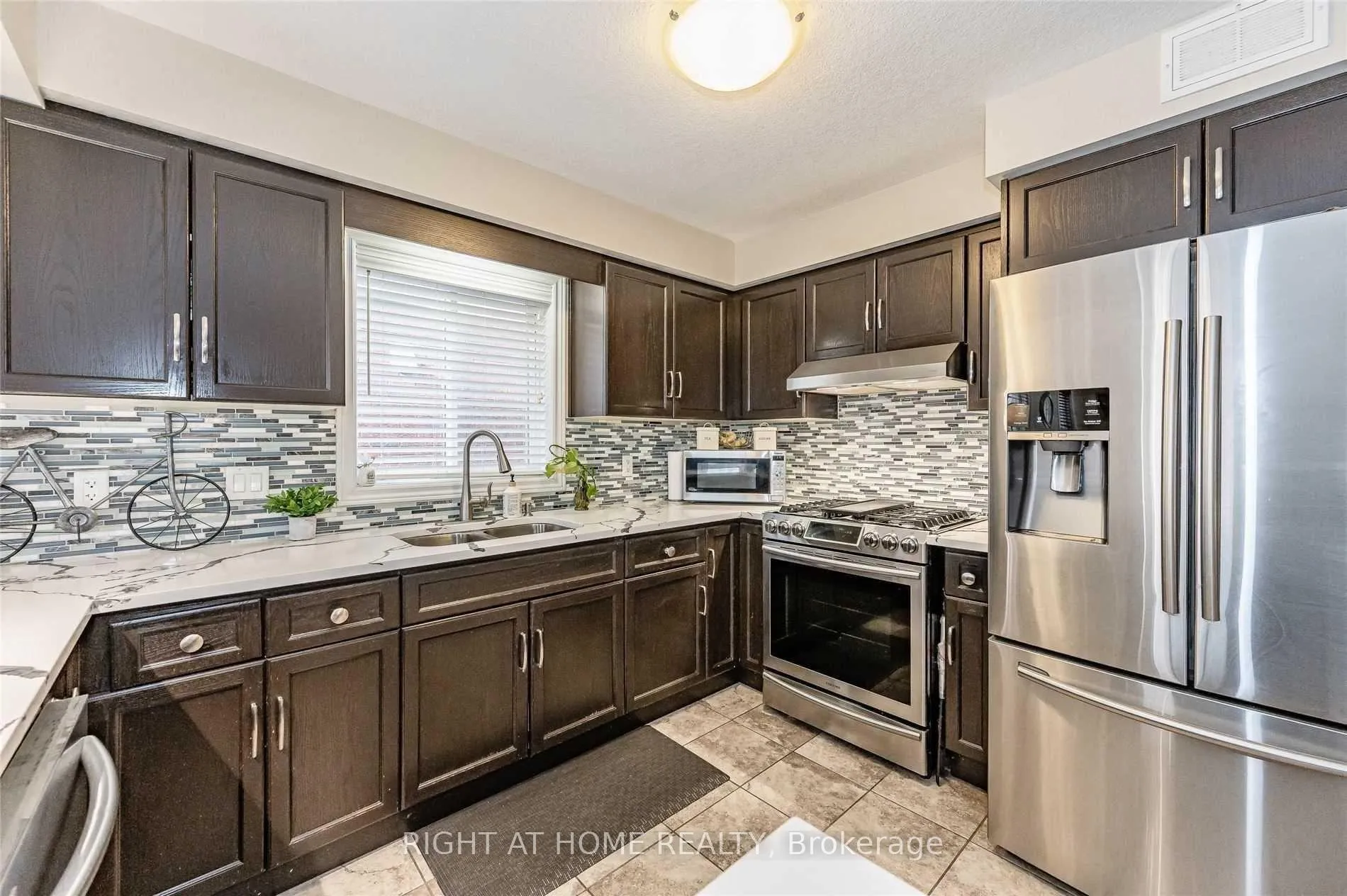 Photo 11 of 6 Crossbridge Avenue, Kitchener — HOMEH