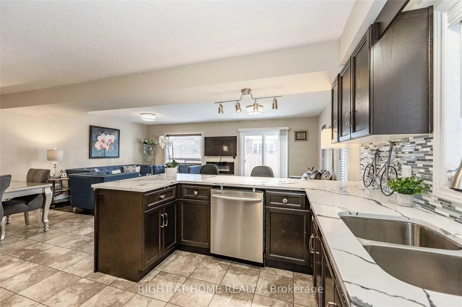 Photo 13 of 6 Crossbridge Avenue, Kitchener — HOMEH