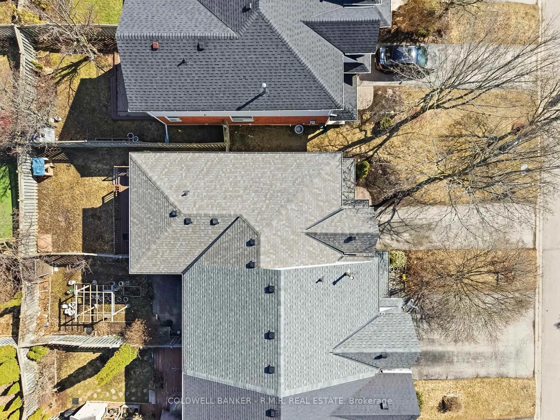 Photo 4 of 105 Brownstone Crescent, Clarington, Courtice — HOMEH