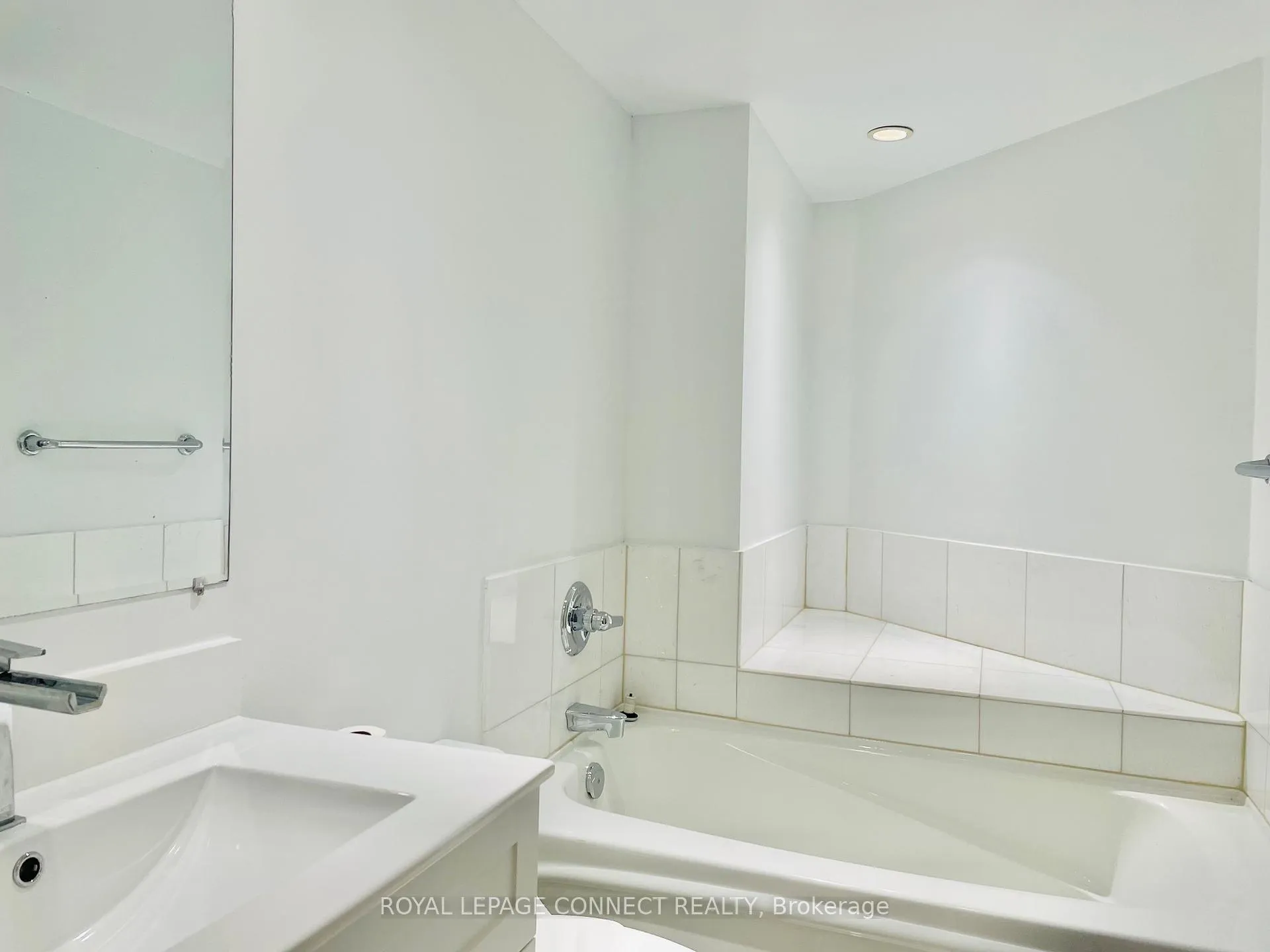 Photo 15 of Unit 1906, 208 Queens Quay W, Toronto, Waterfront Communities — HOMEH