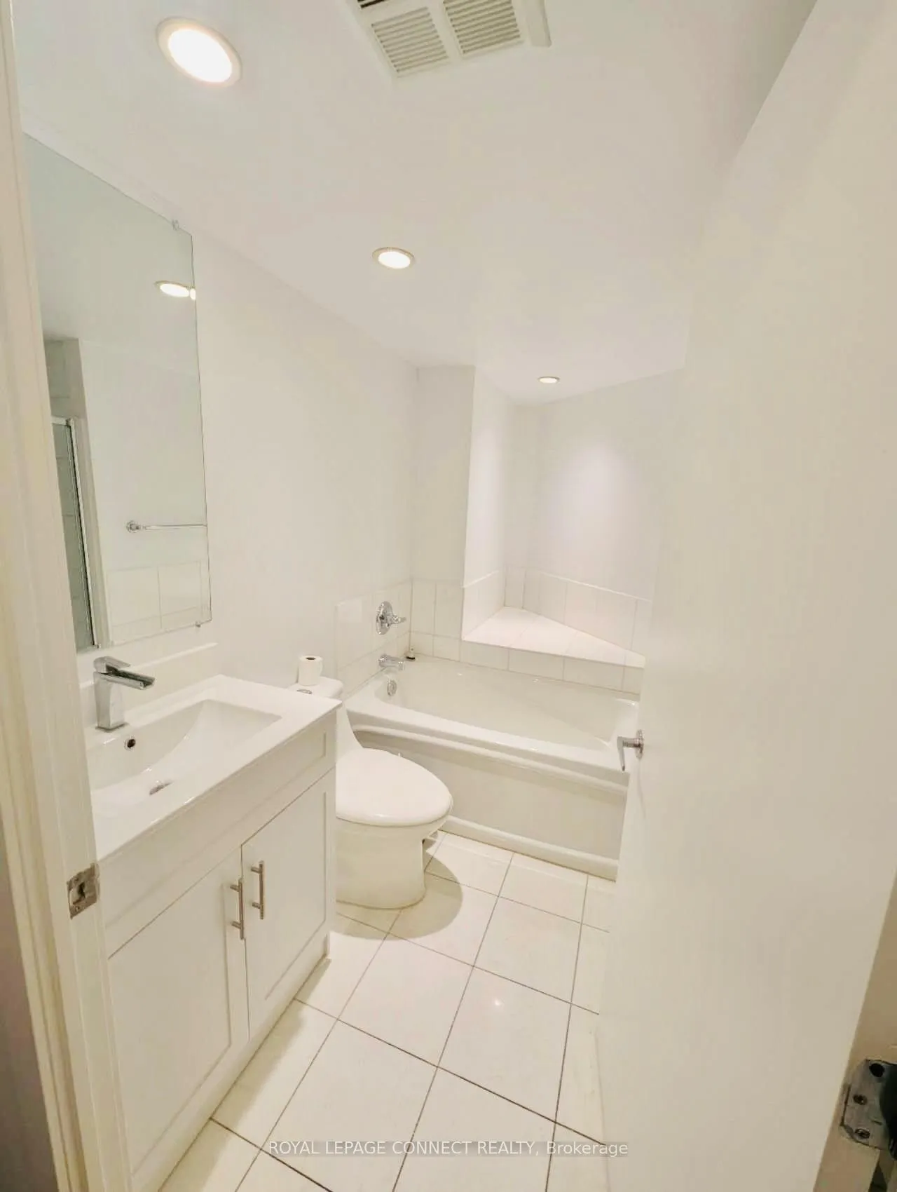Photo 16 of Unit 1906, 208 Queens Quay W, Toronto, Waterfront Communities — HOMEH
