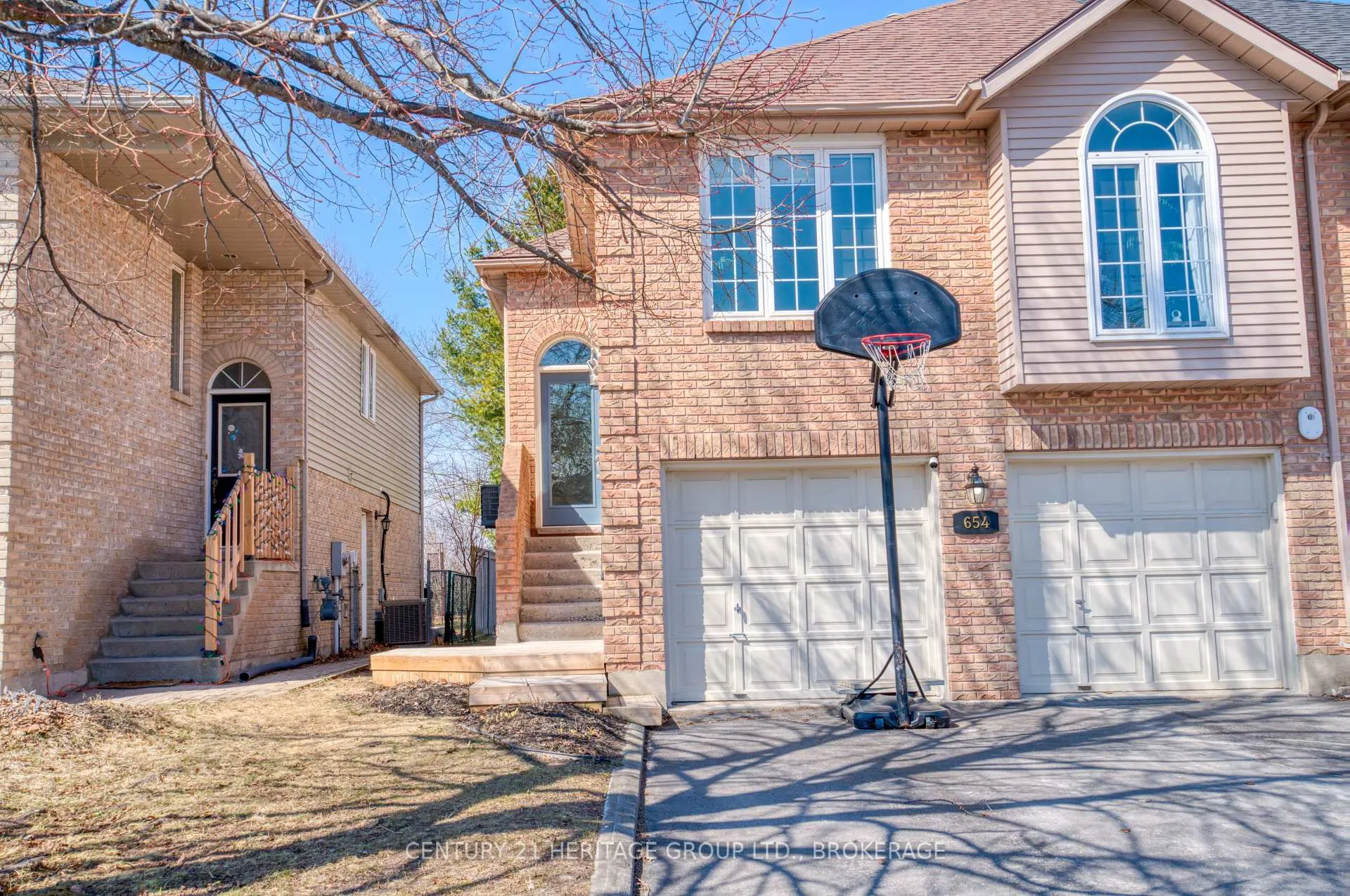 Photo 1 of 654 Barnsley Crescent, Kingston, City Southwest — HOMEH