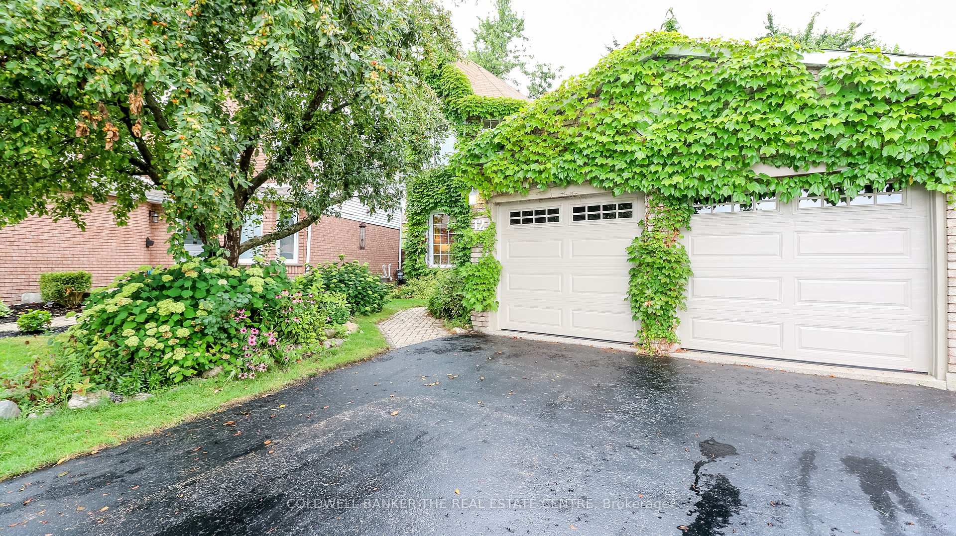 Photo 2 of 12 Gordon Court, Barrie, West Bayfield — HOMEH