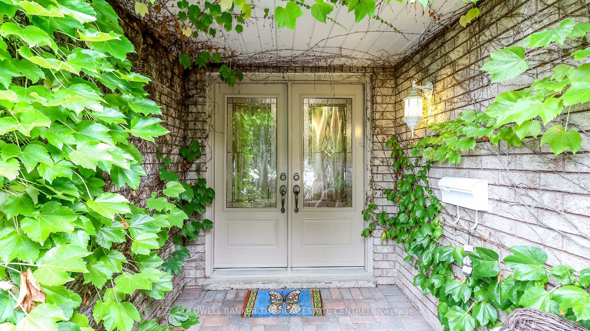 Photo 3 of 12 Gordon Court, Barrie, West Bayfield — HOMEH