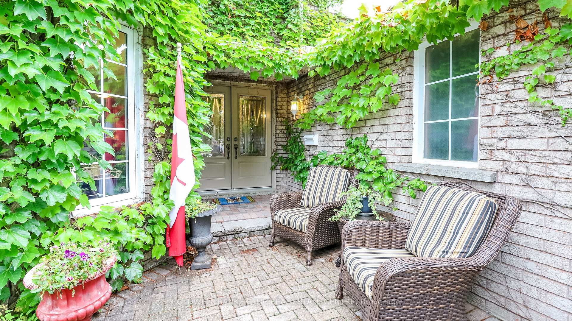 Photo 4 of 12 Gordon Court, Barrie, West Bayfield — HOMEH