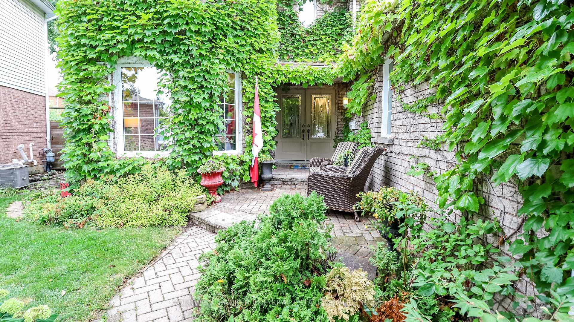 Photo 5 of 12 Gordon Court, Barrie, West Bayfield — HOMEH