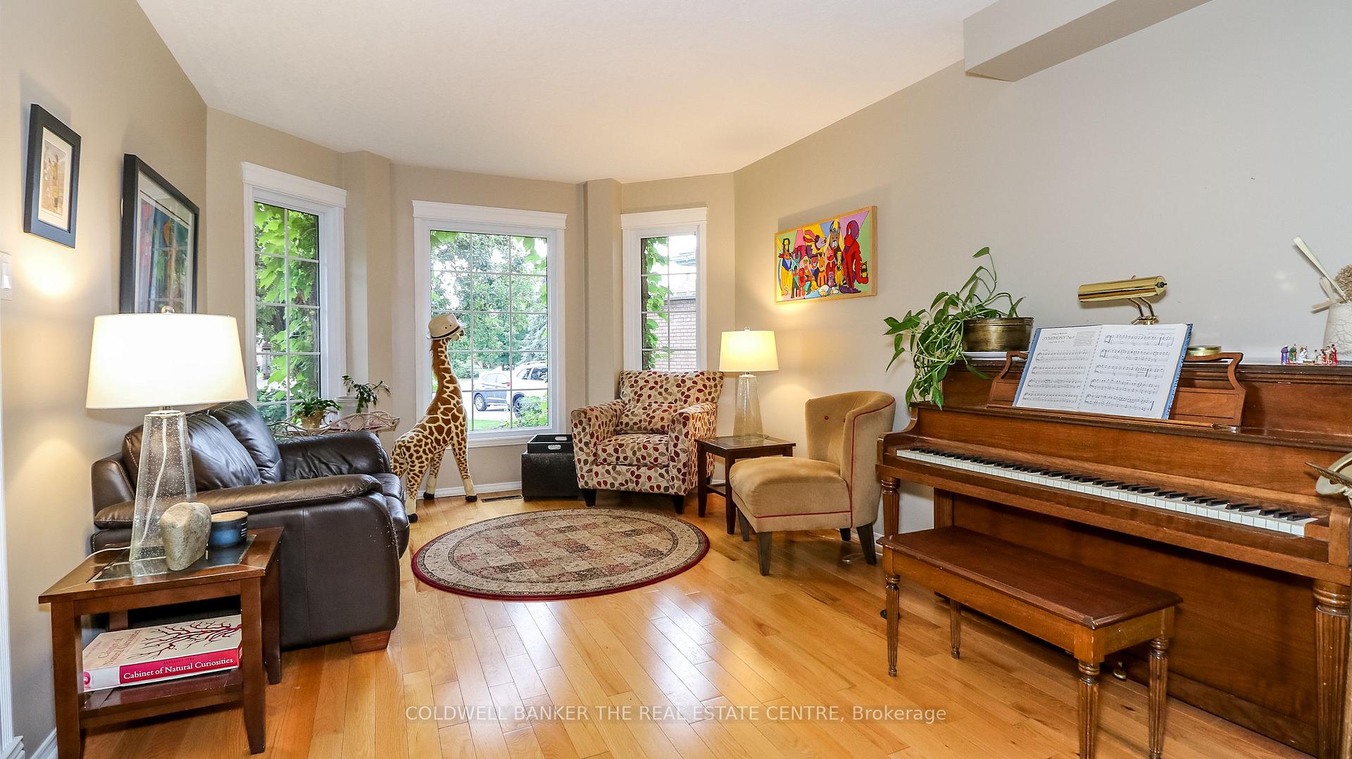 Photo 10 of 12 Gordon Court, Barrie, West Bayfield — HOMEH