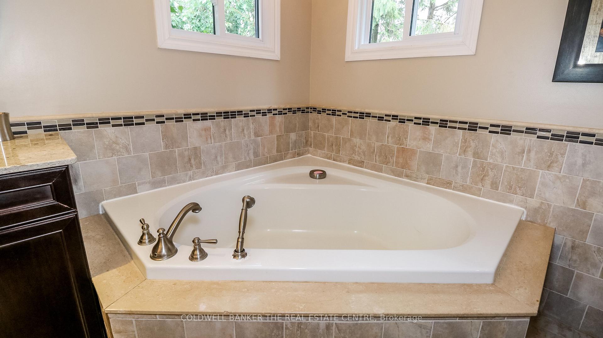 Photo 33 of 12 Gordon Court, Barrie, West Bayfield — HOMEH