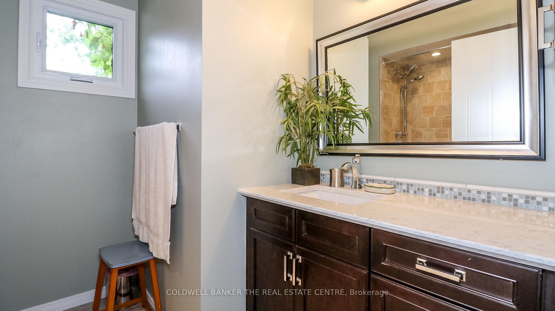Photo 37 of 12 Gordon Court, Barrie, West Bayfield — HOMEH