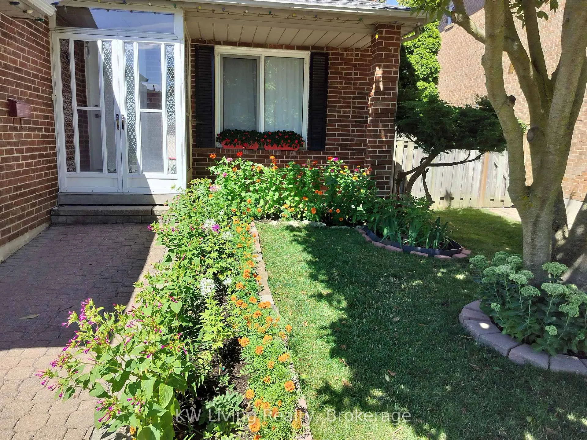 Photo 2 of 215 Hollingham Road, Markham, Unionville — HOMEH