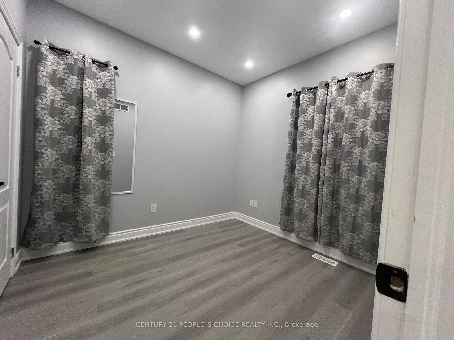 Photo 2 of 5640 Buchanan Avenue, Niagara Falls, Clifton Hill — HOMEH