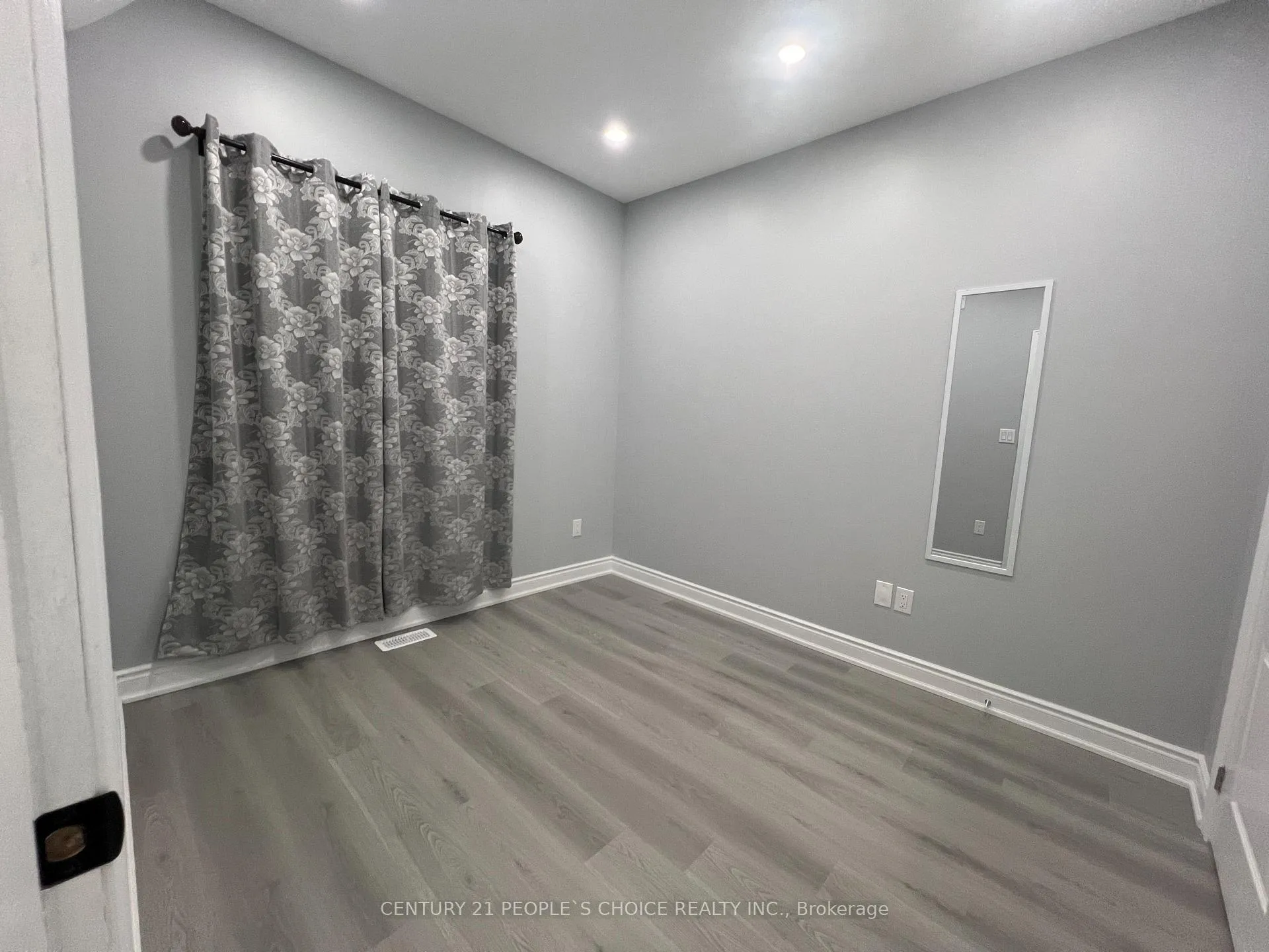 Photo 3 of 5640 Buchanan Avenue, Niagara Falls, Clifton Hill — HOMEH