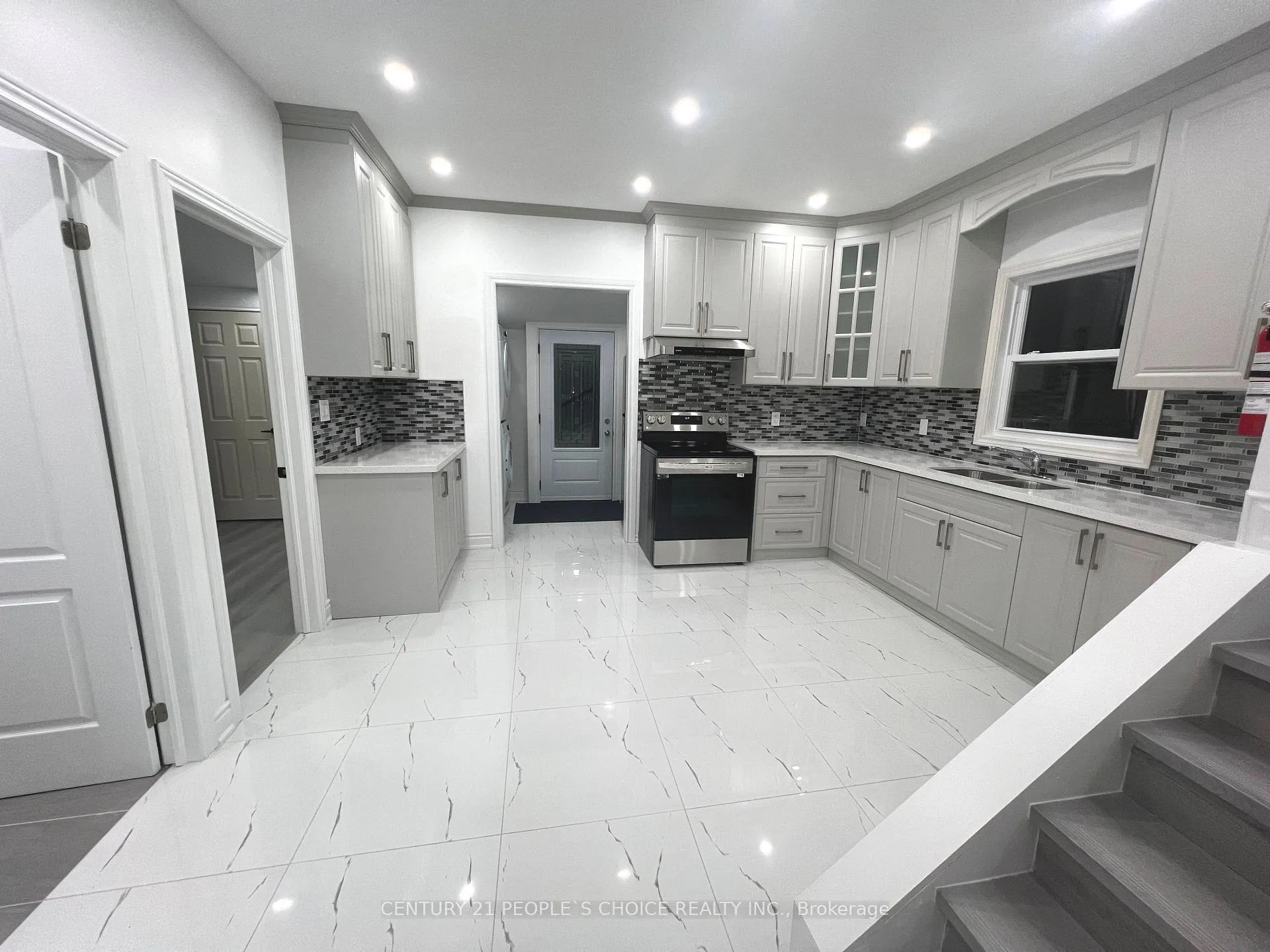 Photo 4 of 5640 Buchanan Avenue, Niagara Falls, Clifton Hill — HOMEH