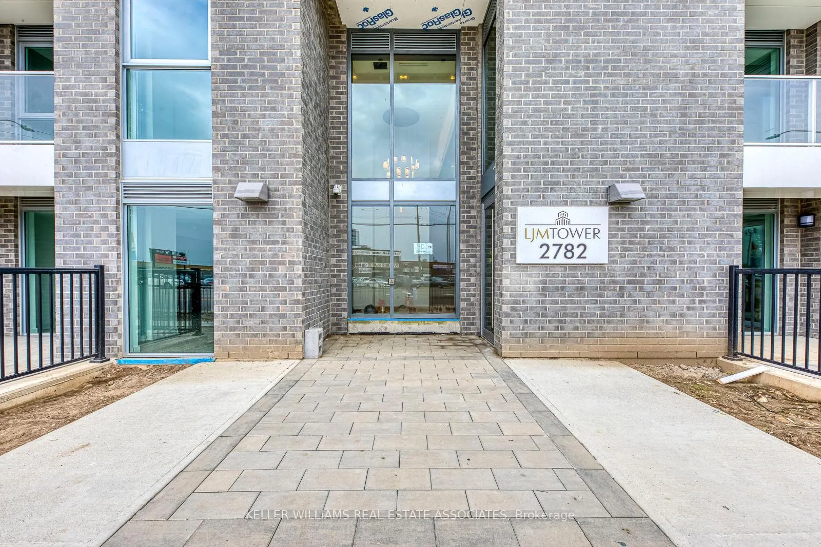 Photo 3 of Unit 209, 2782 Barton Street E, Hamilton, Riverdale — HOMEH