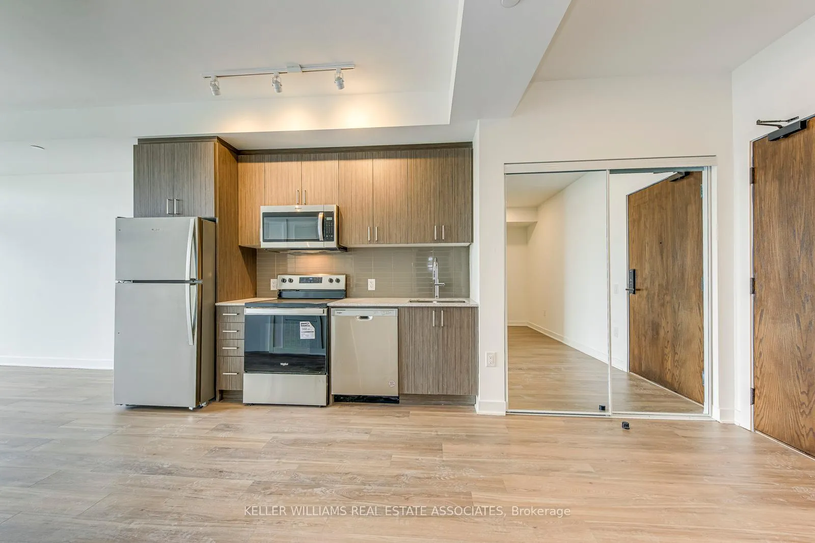 Photo 11 of Unit 209, 2782 Barton Street E, Hamilton, Riverdale — HOMEH