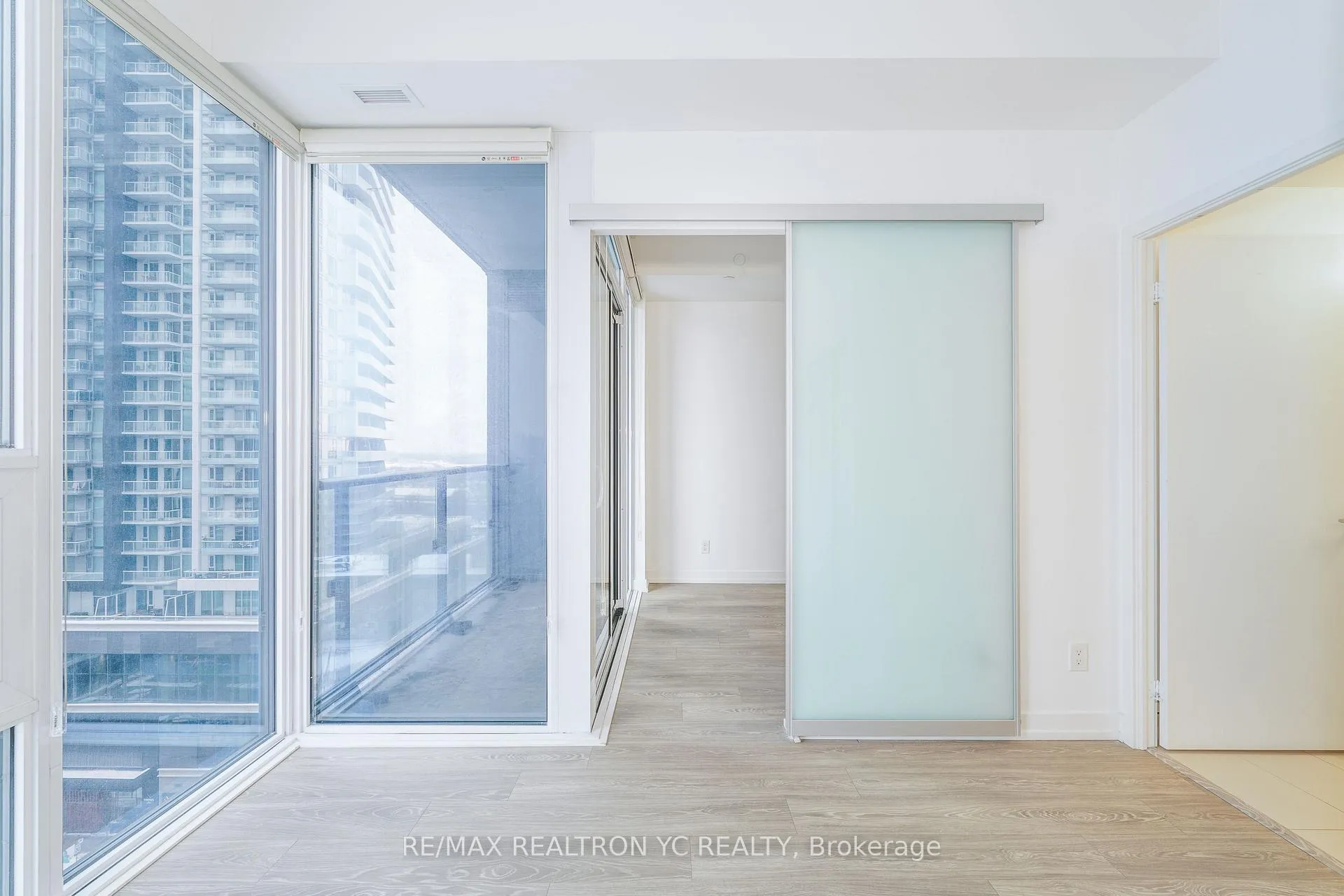 Photo 5 of Unit 1102, 19 Western Battery Road, Toronto, Niagara — HOMEH