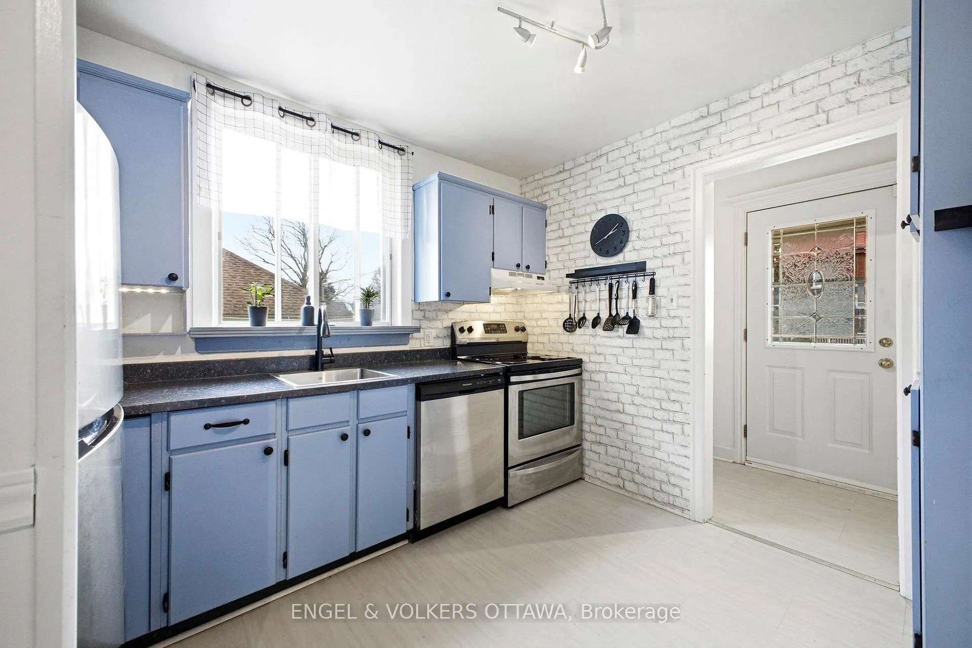 Photo 3 of 1223 Erie Avenue, Ottawa, Ridgemont — HOMEH