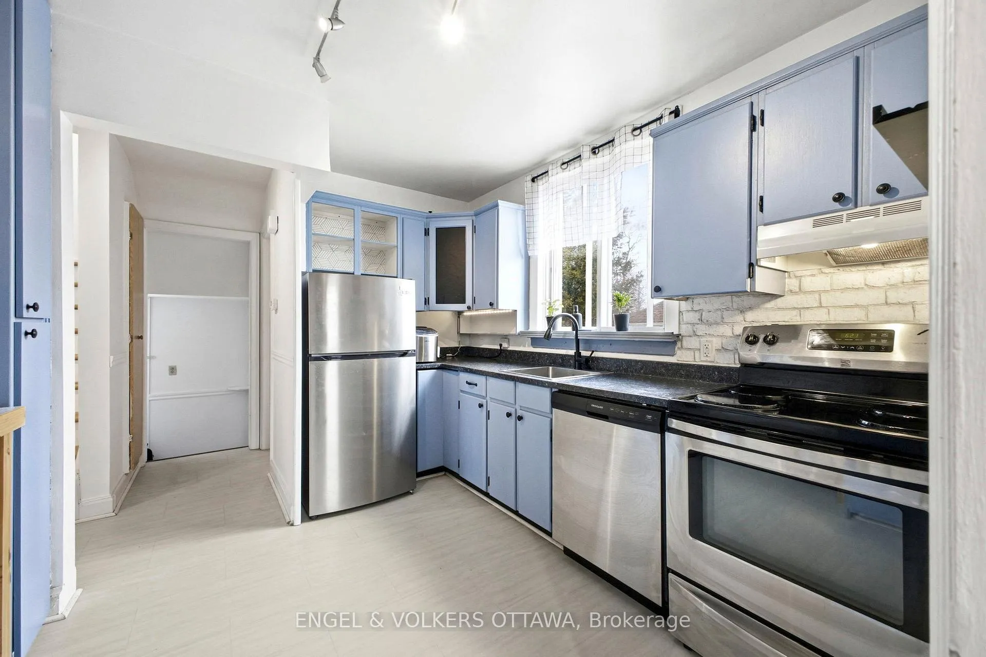 Photo 5 of 1223 Erie Avenue, Ottawa, Ridgemont — HOMEH