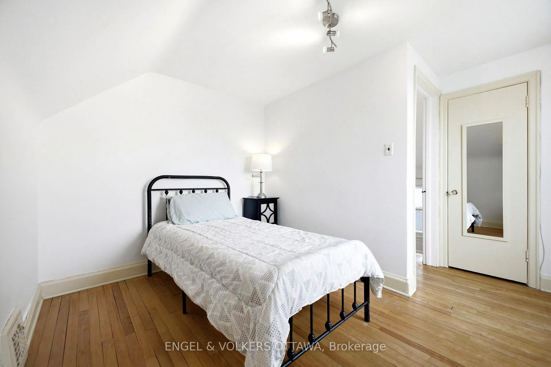 Photo 16 of 1223 Erie Avenue, Ottawa, Ridgemont — HOMEH