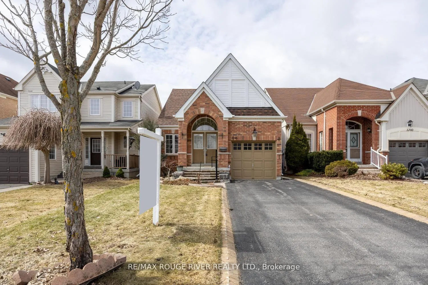 Photo 2 of 1196 Stire Street, Oshawa, Pinecrest — HOMEH