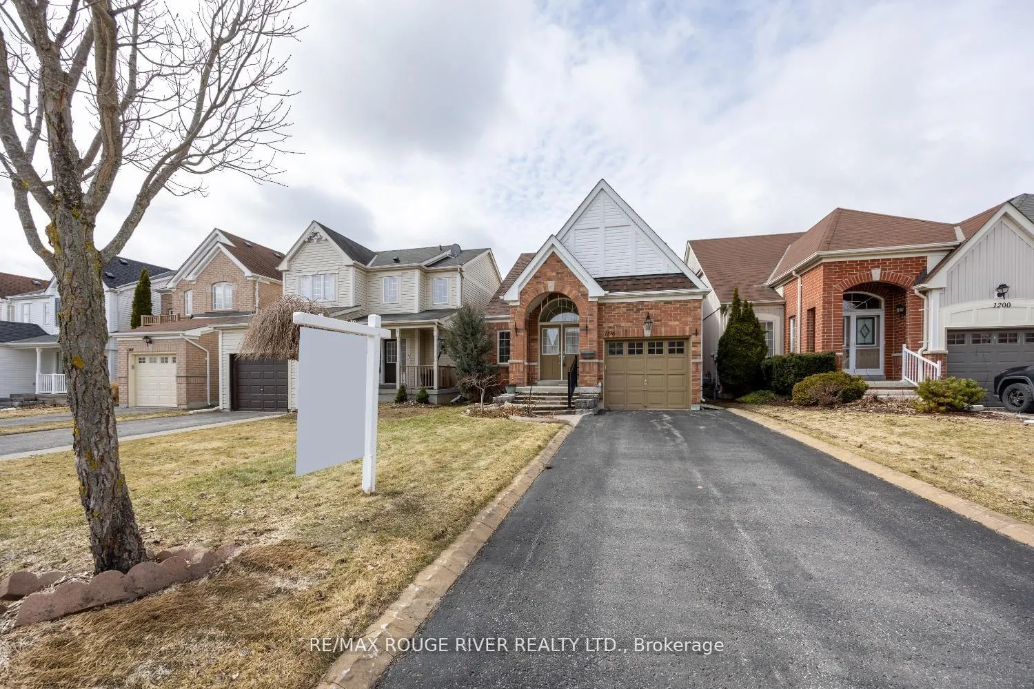 Photo 3 of 1196 Stire Street, Oshawa, Pinecrest — HOMEH