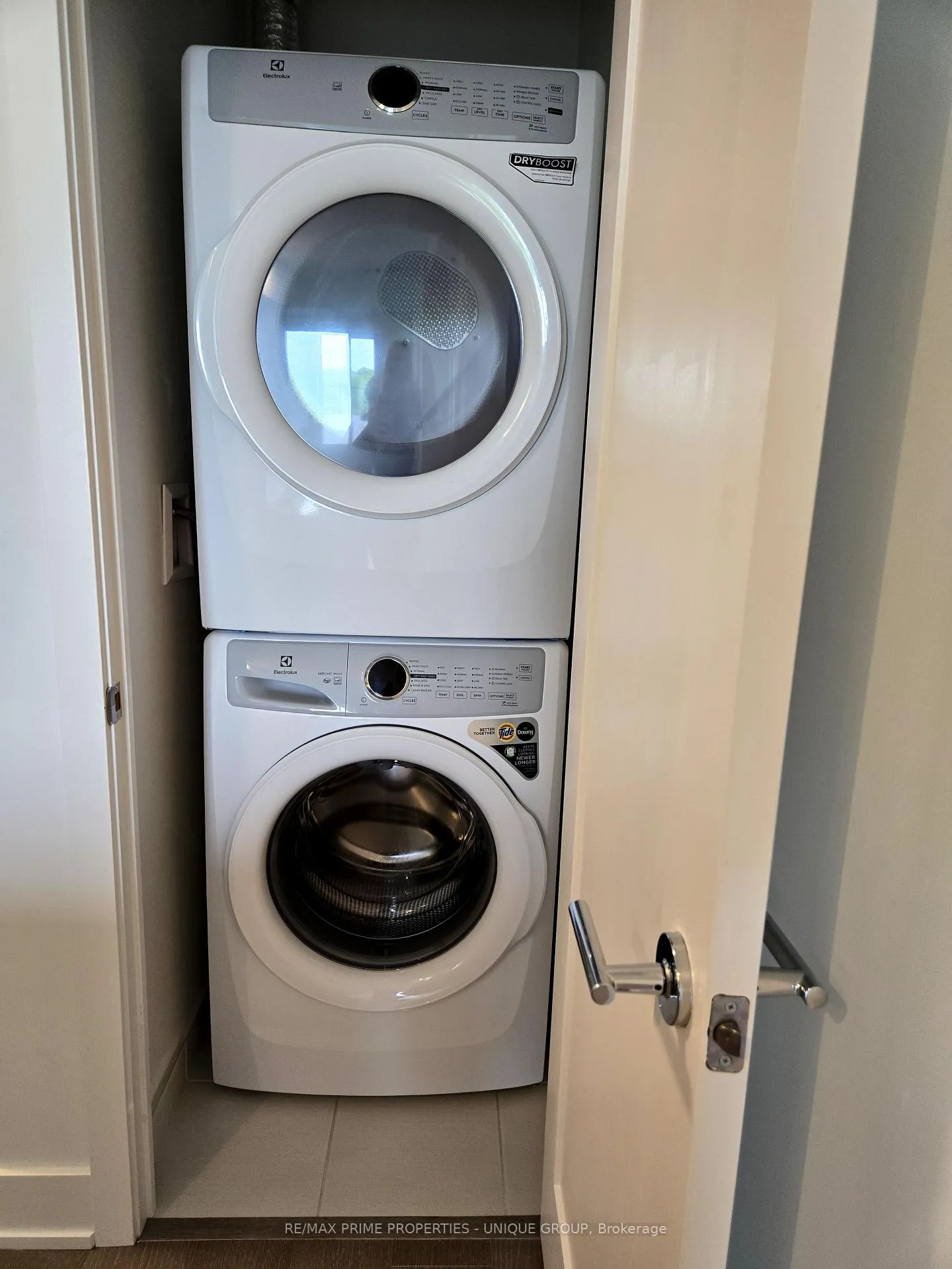 Photo 6 of Unit 806, 8 Manor Road W, Toronto, Yonge-Eglinton — HOMEH