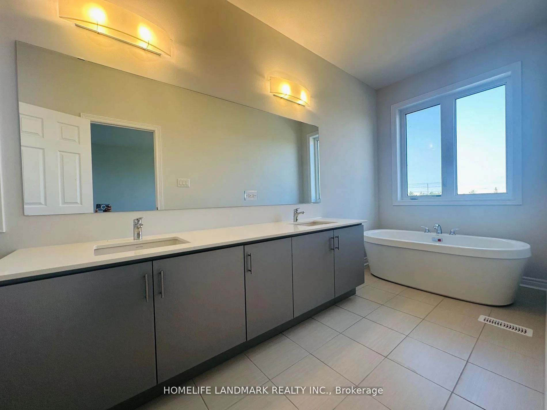 Photo 7 of 146 Mumbai Drive, Markham, Middlefield — HOMEH