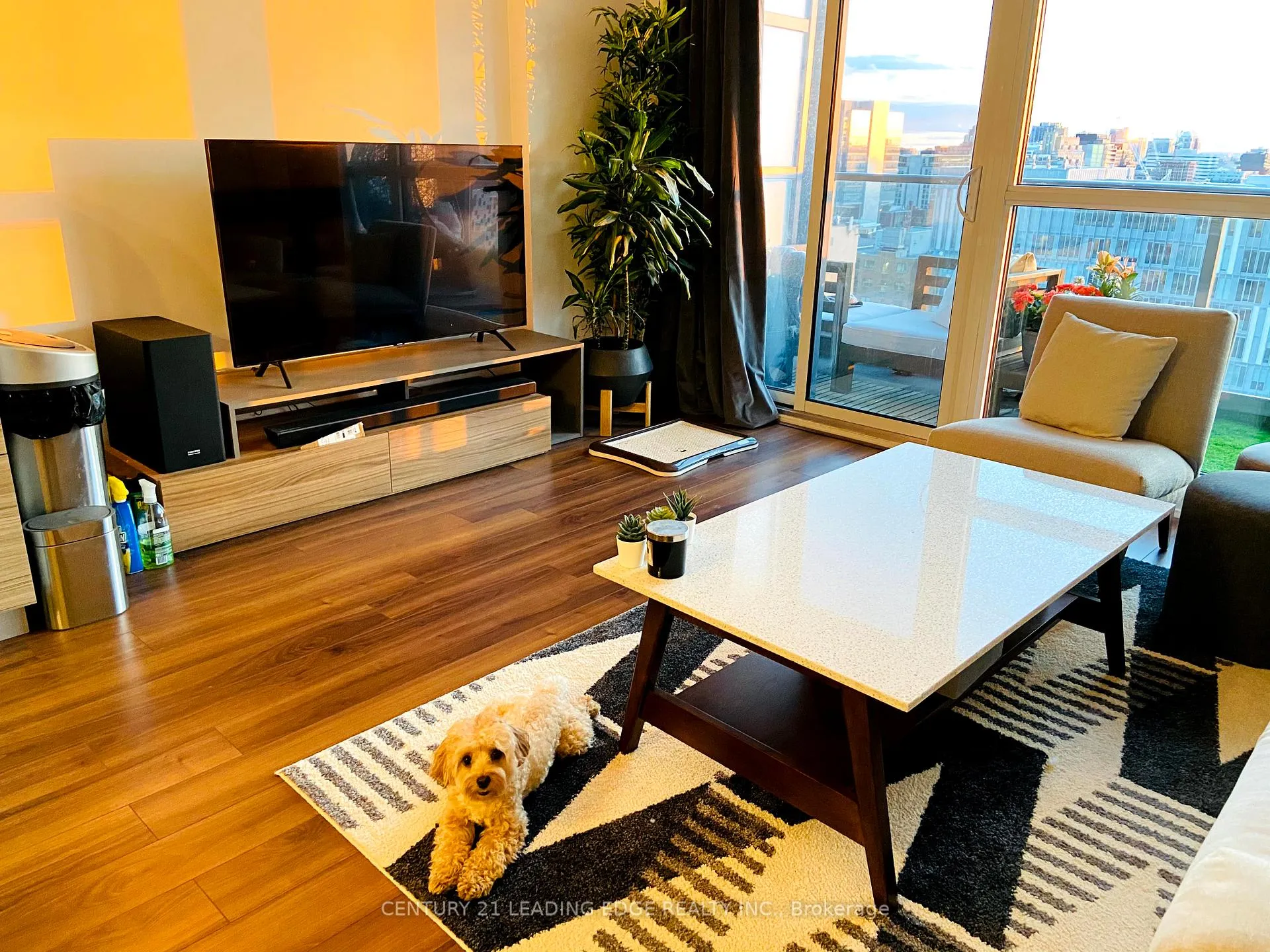 Photo 4 of Unit 1605, 210 Simcoe Street, Toronto, Kensington-Chinatown — HOMEH