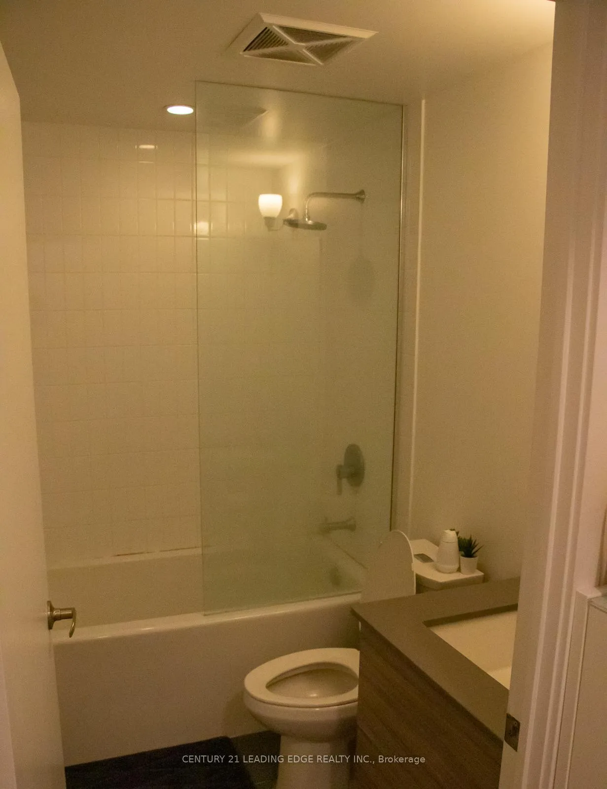 Photo 9 of Unit 1605, 210 Simcoe Street, Toronto, Kensington-Chinatown — HOMEH