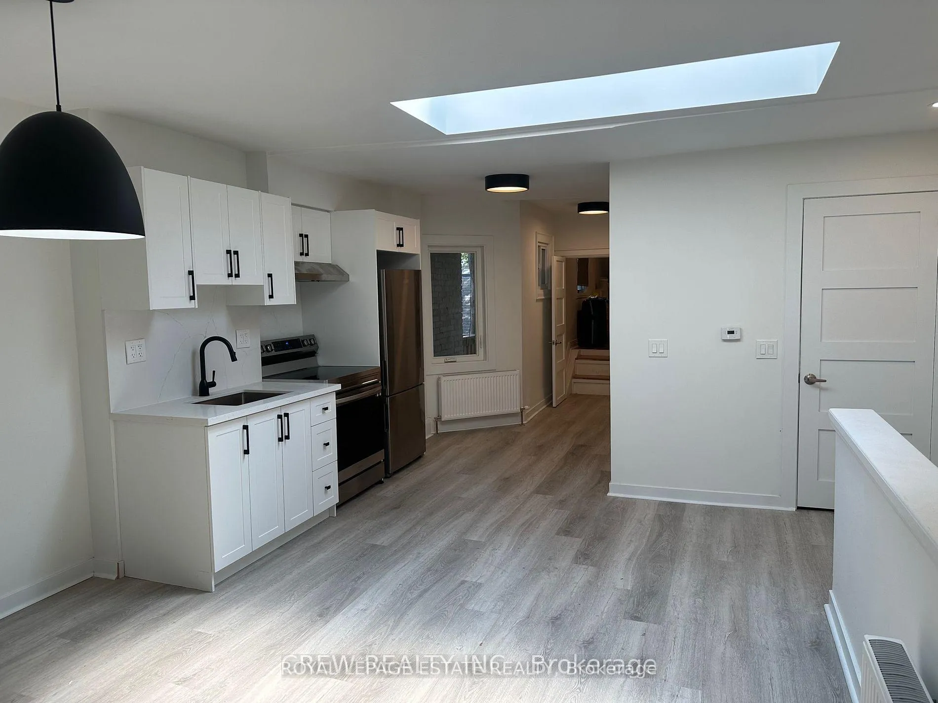 Photo 5 of Unit B, 1007 Kingston Road, Toronto, The Beaches — HOMEH