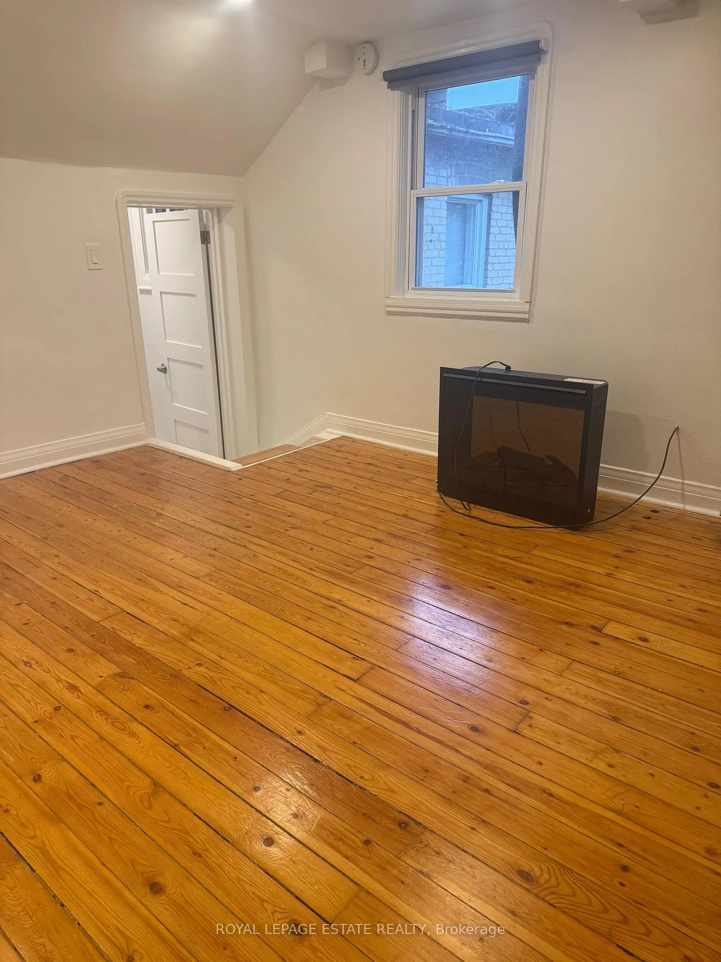 Photo 13 of Unit B, 1007 Kingston Road, Toronto, The Beaches — HOMEH