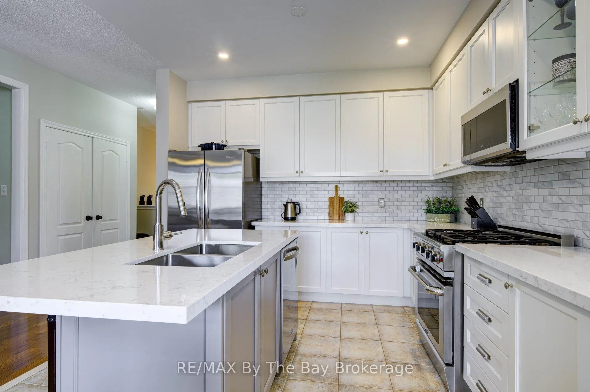 Photo 3 of 69 White Sands Way, Wasaga Beach — HOMEH