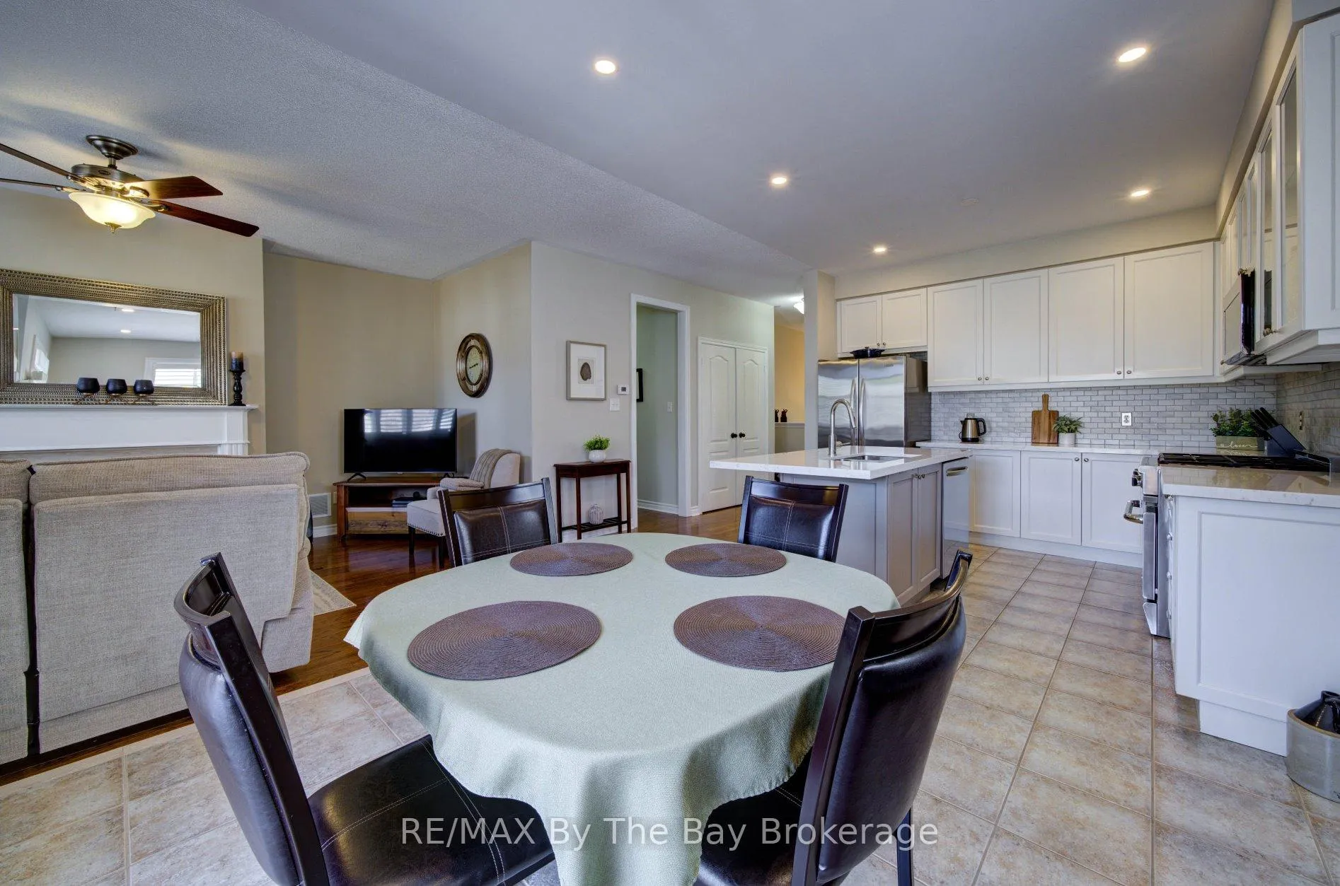 Photo 5 of 69 White Sands Way, Wasaga Beach — HOMEH