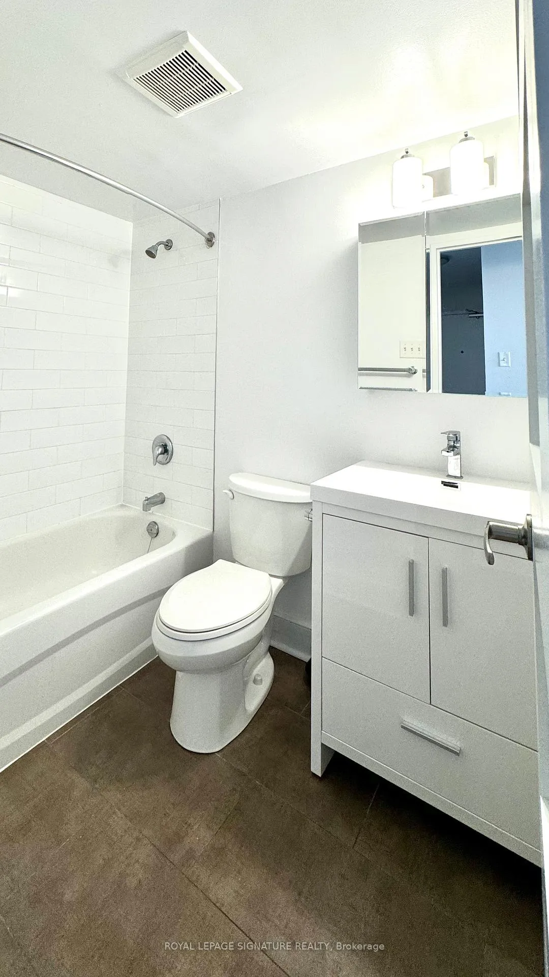 Photo 5 of Unit 309, 1291 Bayview Avenue, Toronto, Leaside — HOMEH