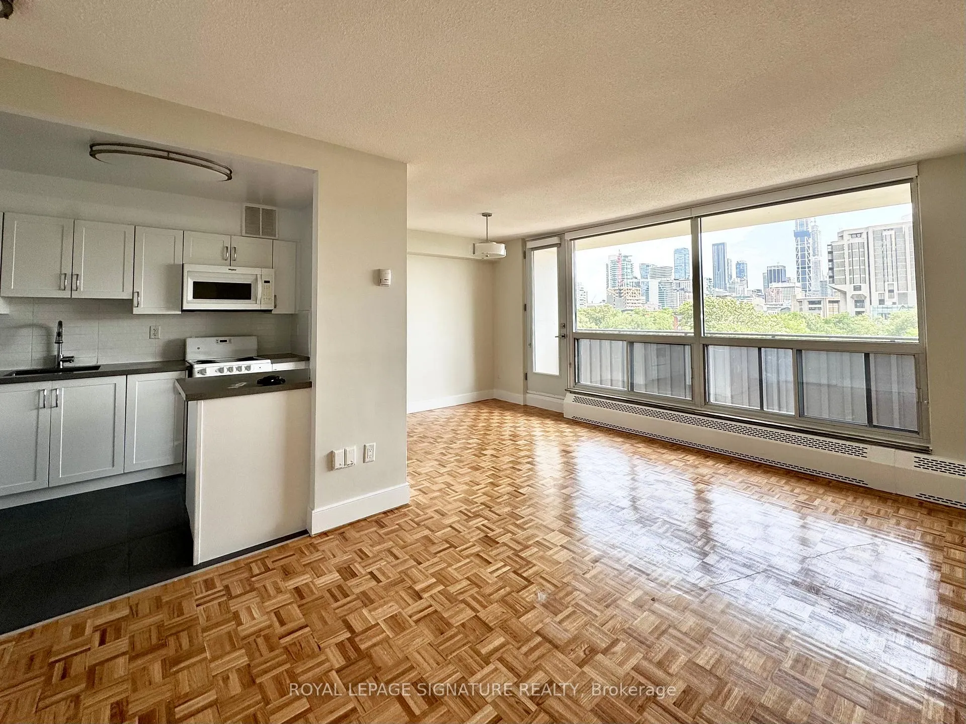 Front of Unit 810, 666 Spadina Avenue