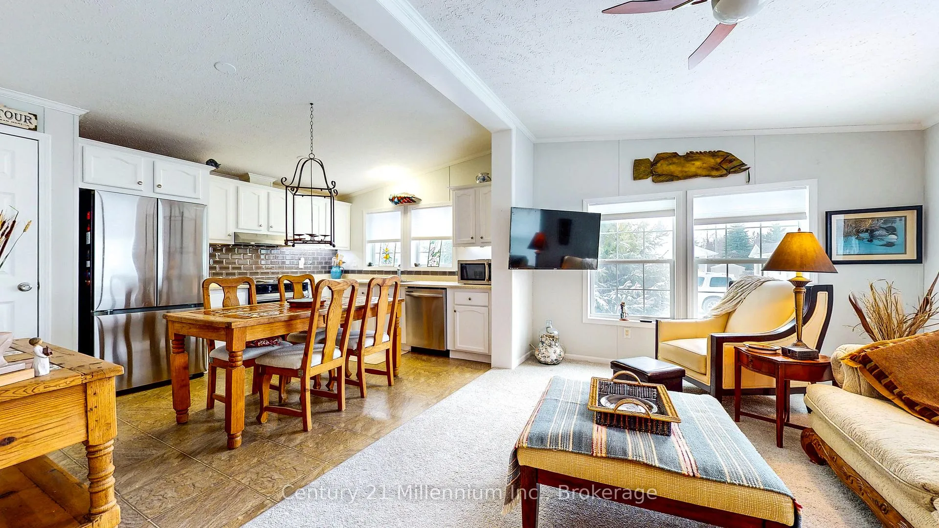 Photo 4 of 9 Illinois Crescent, Wasaga Beach — HOMEH