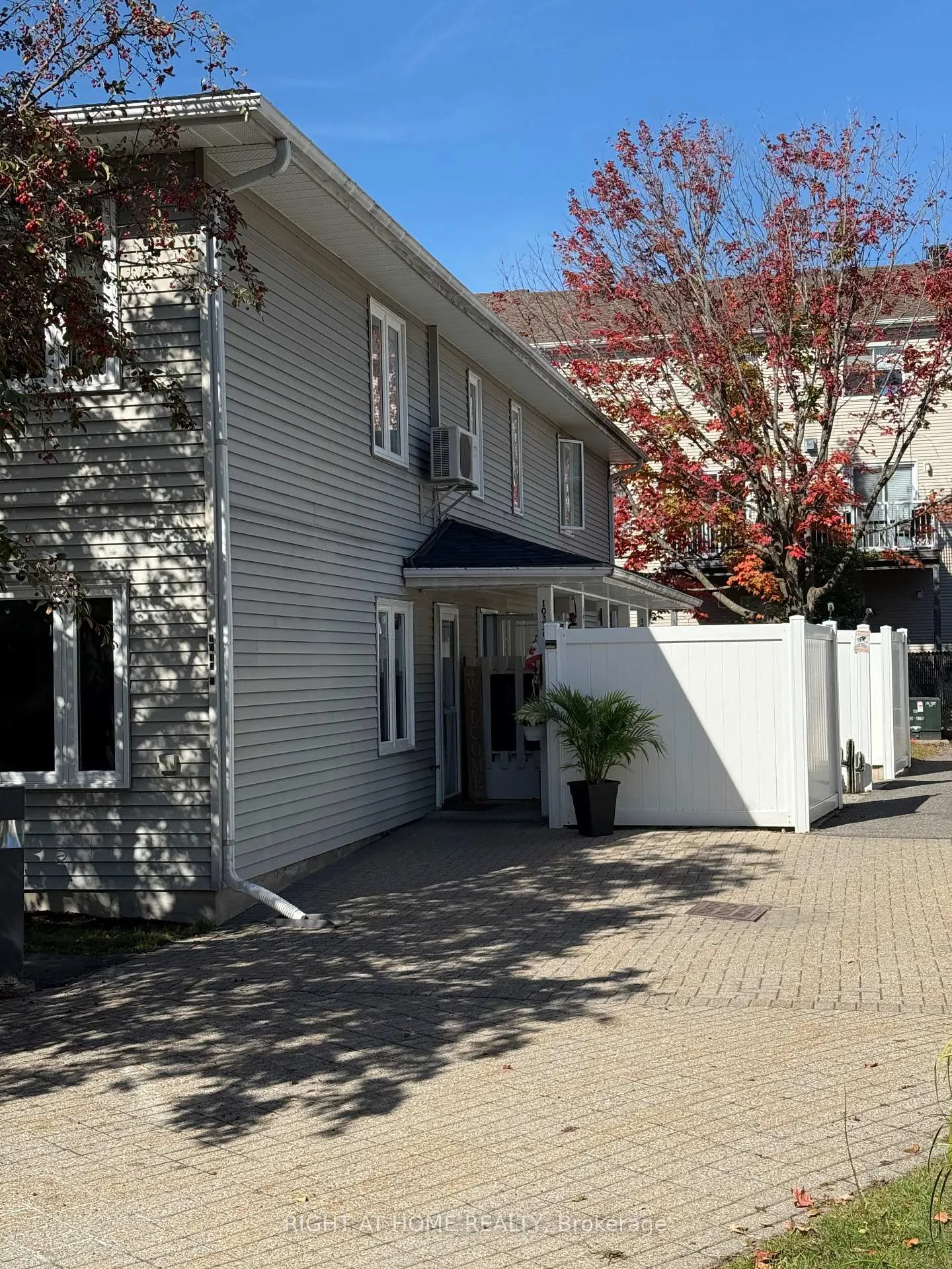 Front of Unit E, 1033 Cummings Avenue E